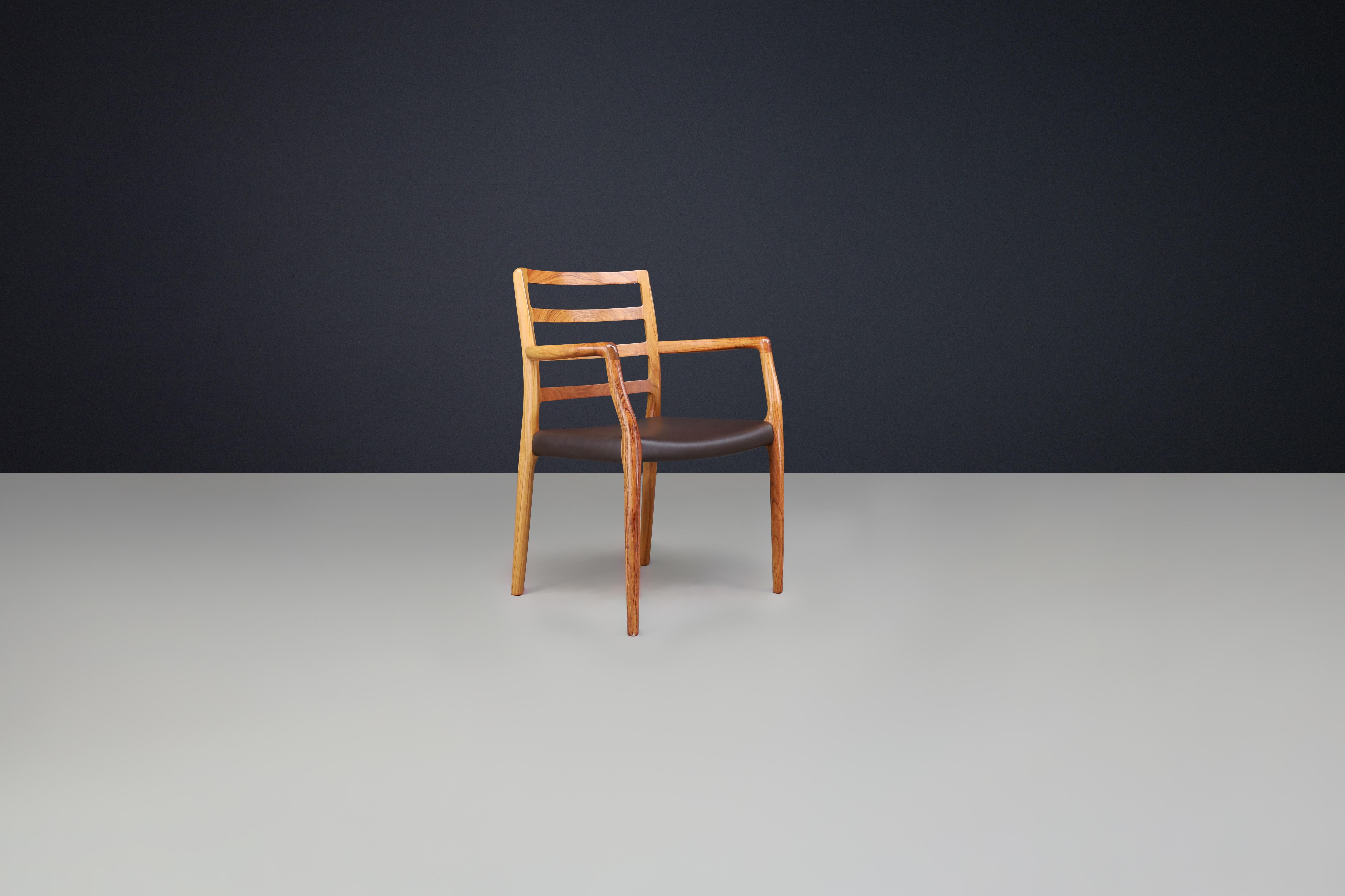 Niels Otto Møller Sechs Stühle für das Esszimmer, Modell 85 von J.L. Møller Mobelfabrik (Leder) im Angebot