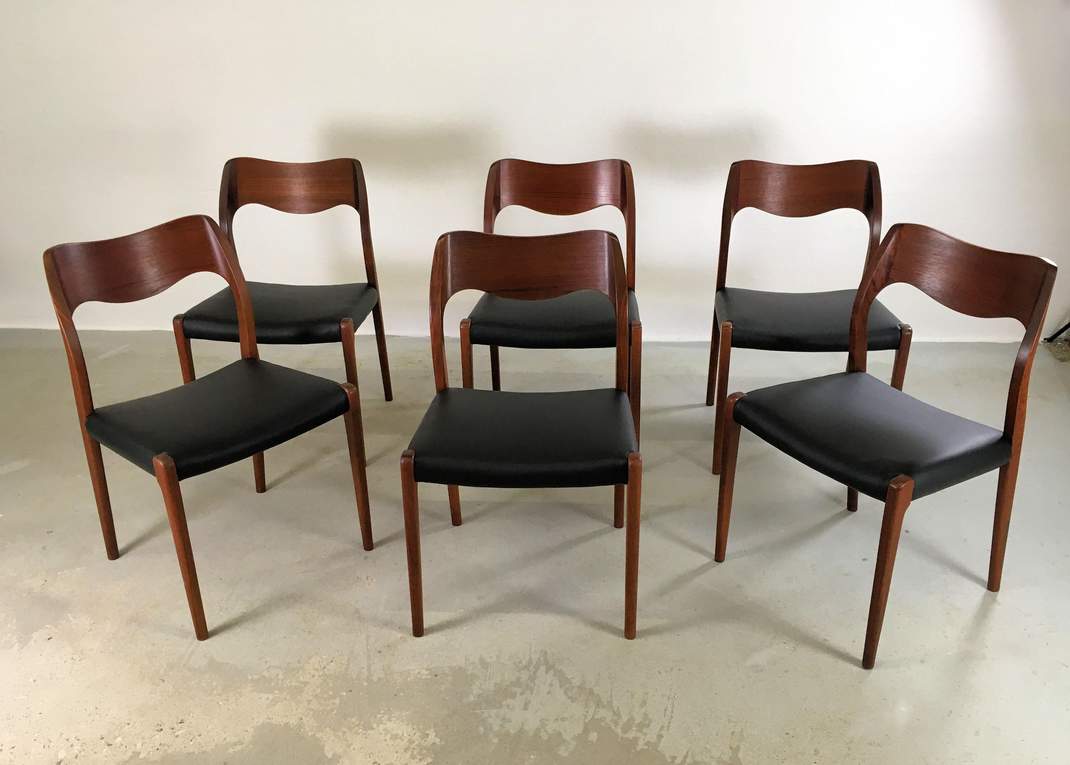 Set of 6 fully restored teak dining chairs designed by Niels Otto Møller in 1951.

The chairs feature a solid frame and backrest in teak designed with straight lined legs and an elegant organic shaped backrest with the soft lines and curves that