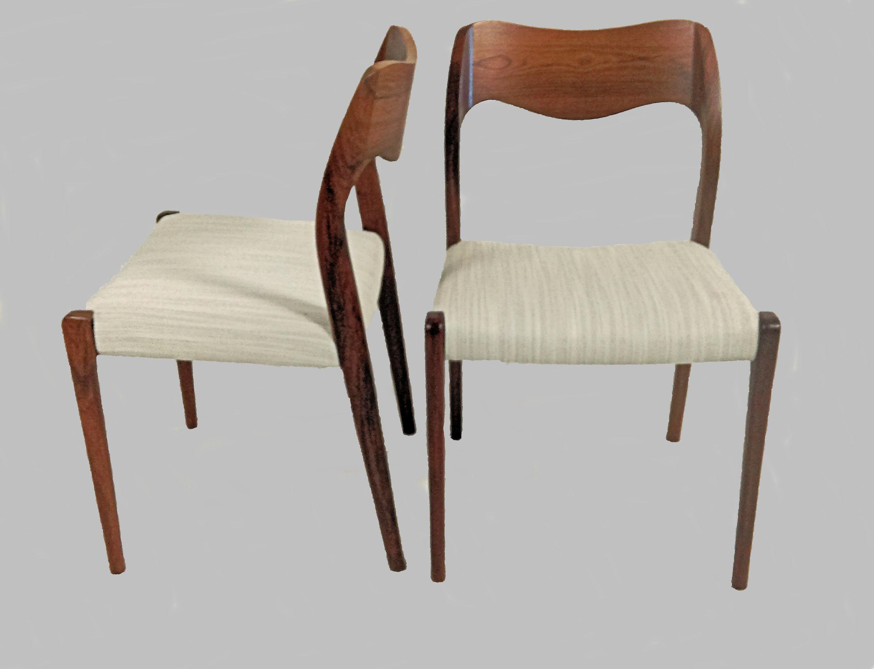 Satz von sechs Esszimmerstühlen Modell 71 aus Palisanderholz, entworfen von Niels Otto Møller im Jahr 1951.

Die Stühle haben einen massiven Rahmen und eine Rückenlehne aus Palisanderholz mit geraden Beinen und einer eleganten, organisch geformten