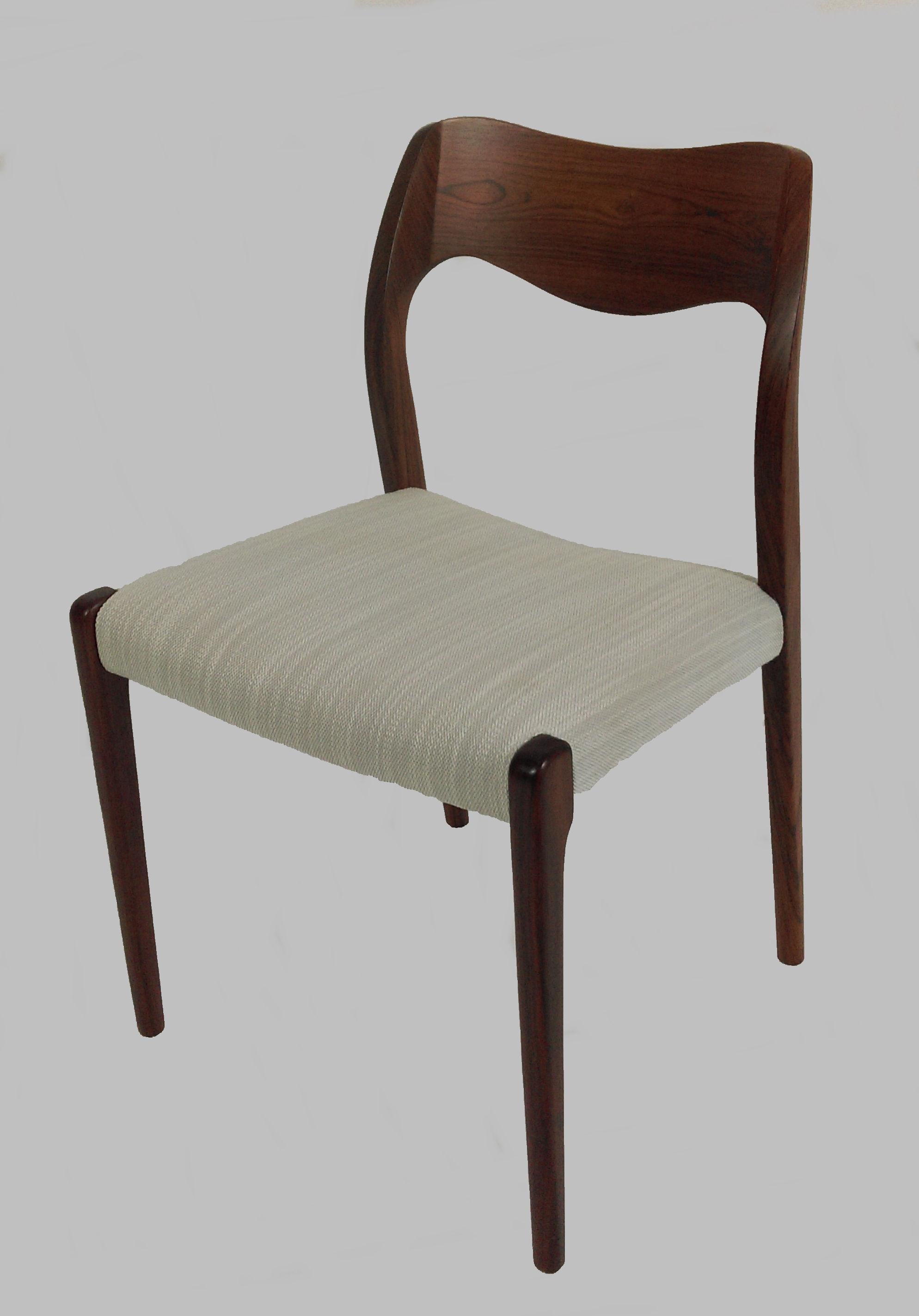 Milieu du XXe siècle Niels Otto Møller Six chaises de salle à manger en palissandre entièrement restaurées - tapisserie personnalisée en vente
