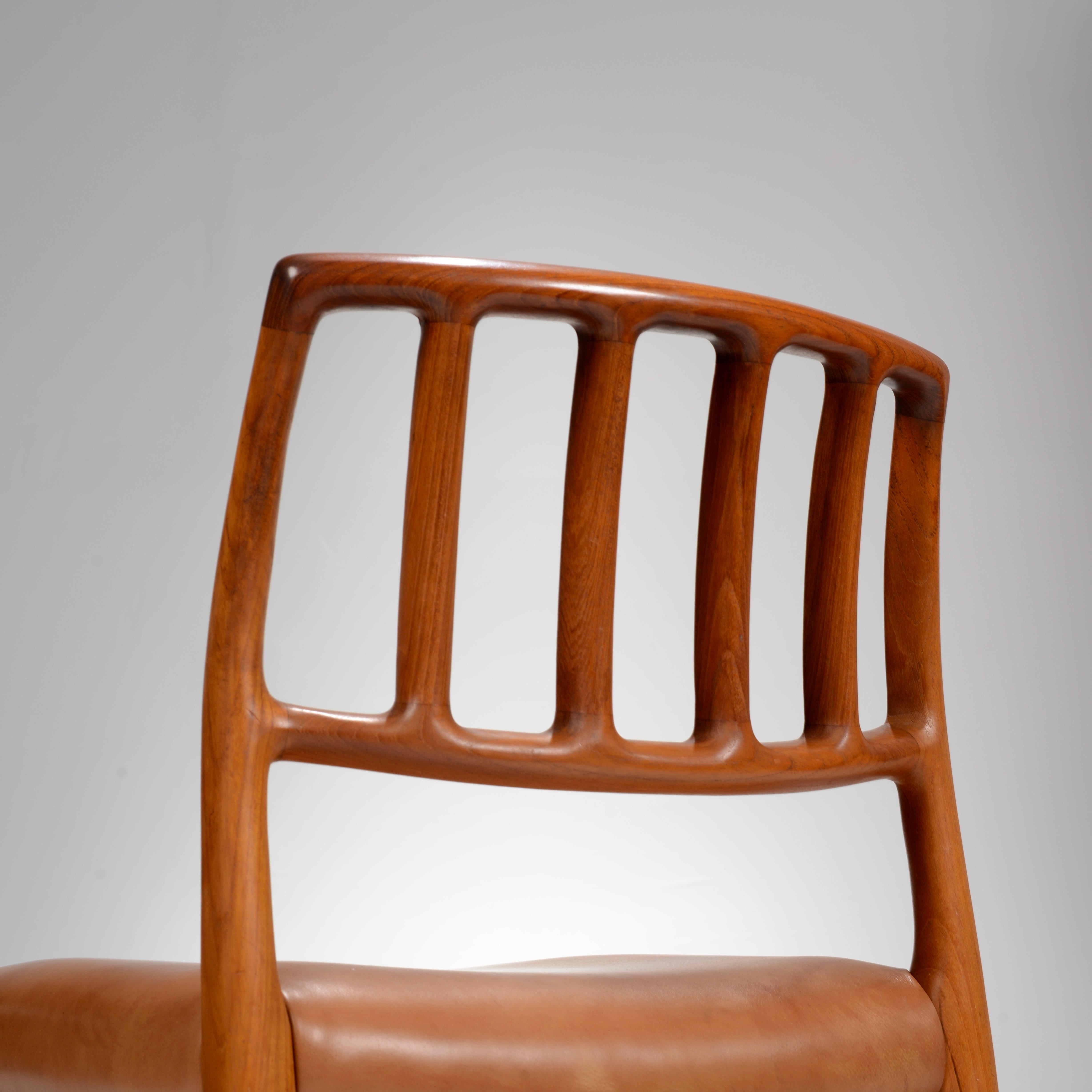 Sedie da pranzo in teak e pelle Niels Otto Møller, modelli 66 e 83 in vendita 4