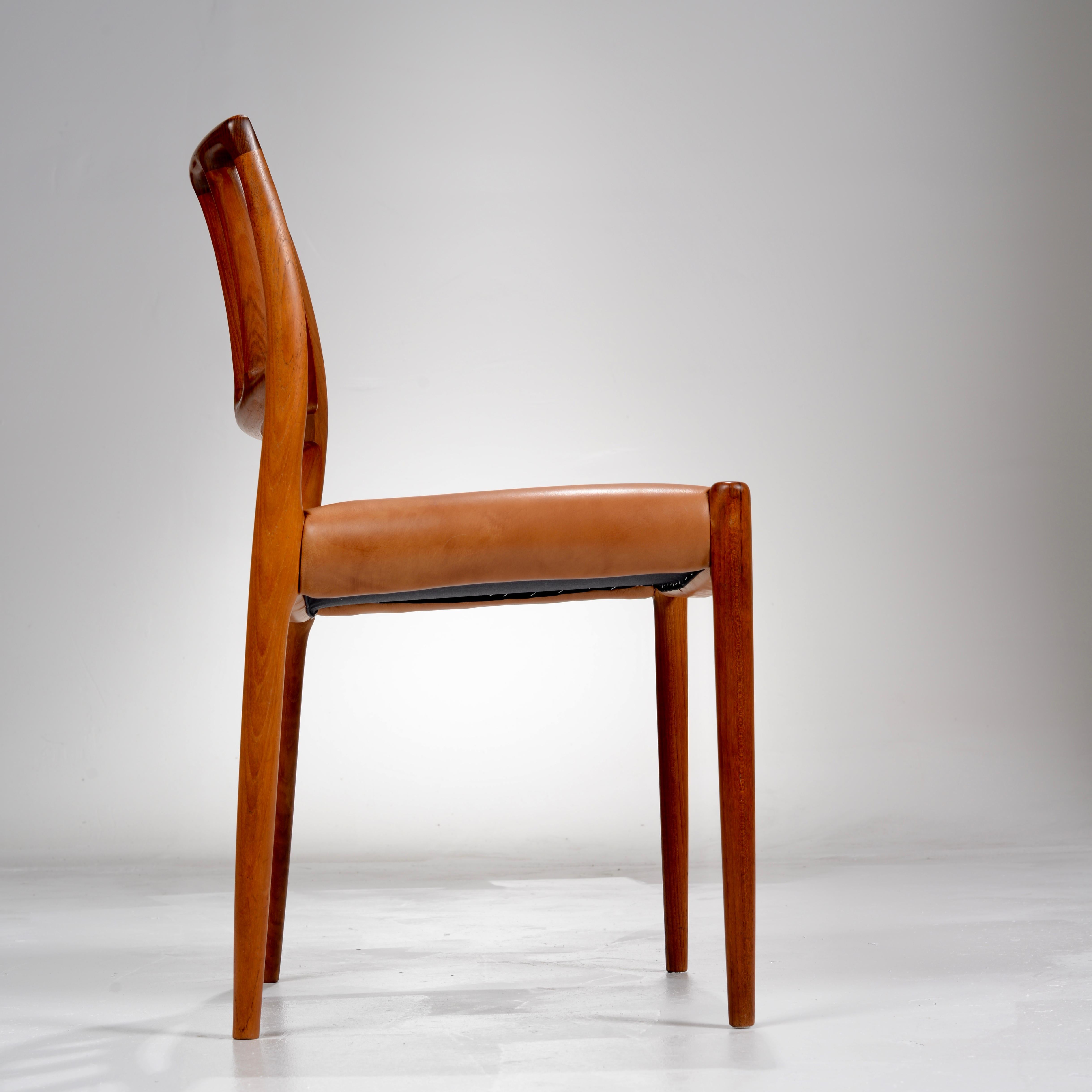 Set di sei sedie da pranzo in teak, modello #83 progettato da Niels Otto Møller per J.L. Møllers Møbelfabrik.  Marchio del produttore impresso su ogni sedia.  Le sedie hanno attualmente un rivestimento in pelle marrone non visibile.  
Nella foto
