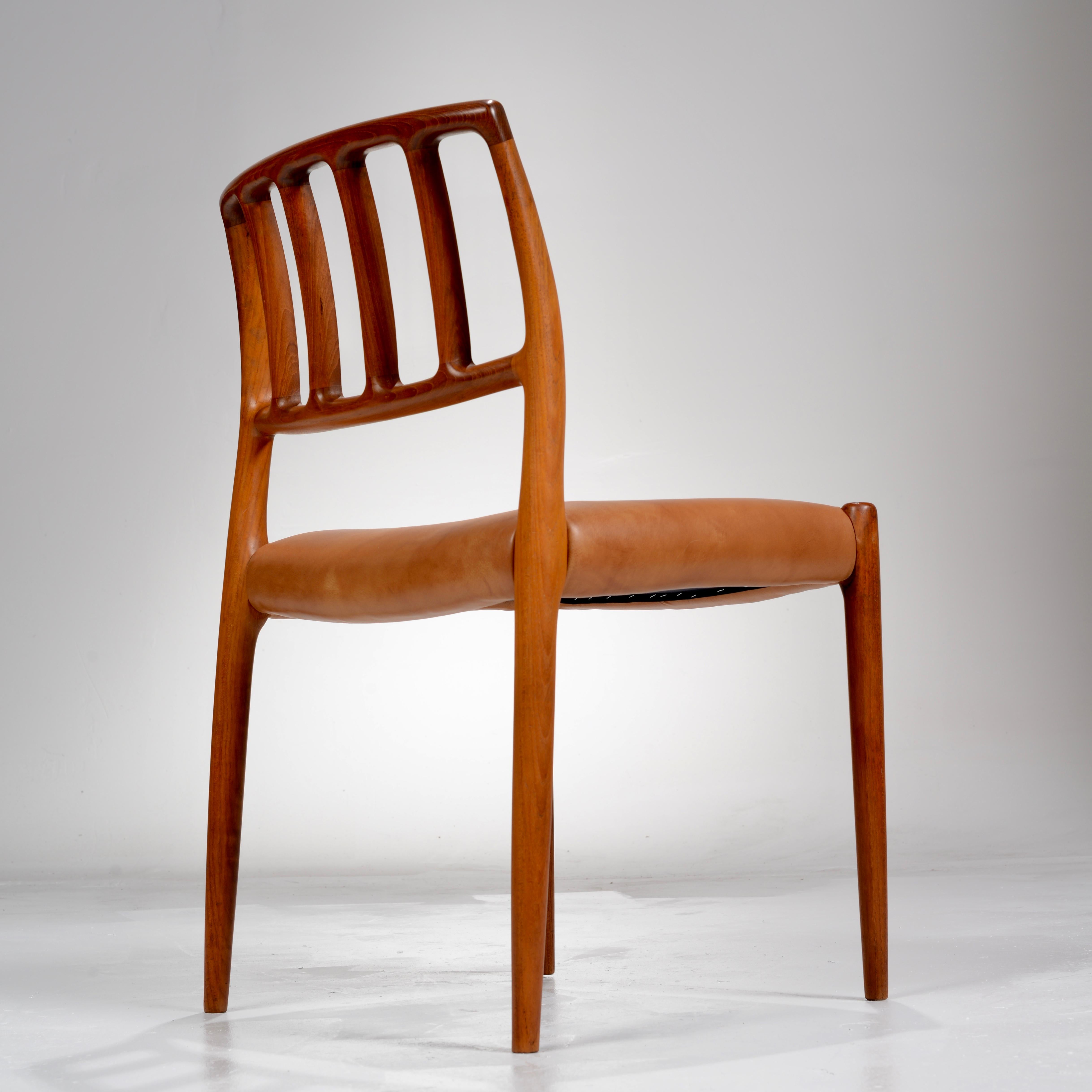 Scandinavo moderno Sedie da pranzo in teak e pelle Niels Otto Møller, modelli 66 e 83 in vendita