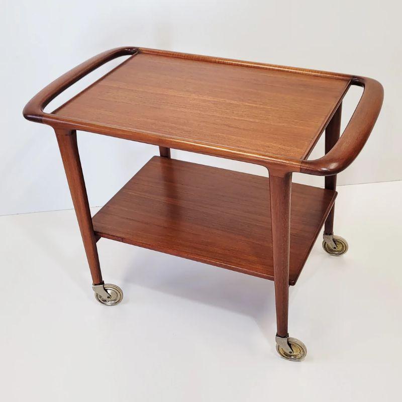 Originalstück aus den 1960er Jahren, in gutem Zustand mit ein oder zwei kleinen Gebrauchsspuren.

Die wunderbare Teakholzmaserung und das klassische Design machen es zu einem sehr begehrten Designermöbelstück.

Er steht auf konischen Beinen und ist