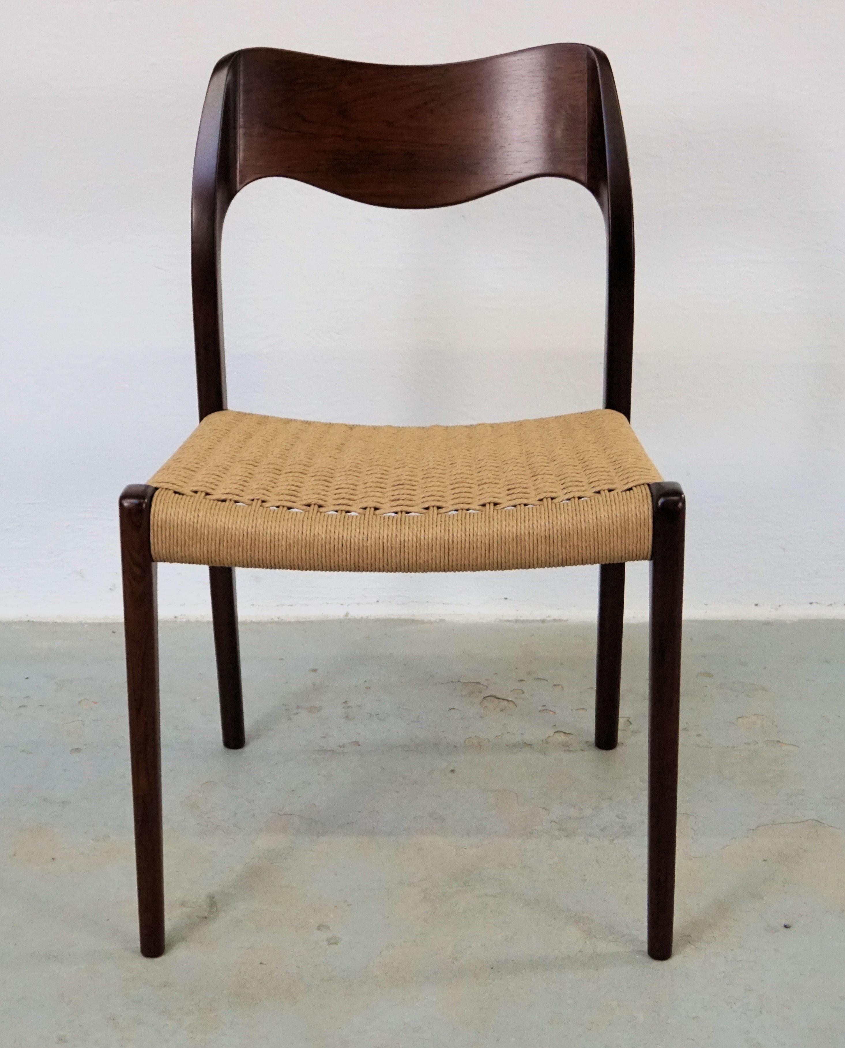 1960er Jahre Niels Otto Møller zwölf Esszimmerstühle aus Palisanderholz mit neuen Papierkordelsitzen, entworfen von Niels Otto Møller 1951.

Die Stühle haben einen massiven Rahmen und eine furnierte Rückenlehne aus Palisander mit geraden Beinen und