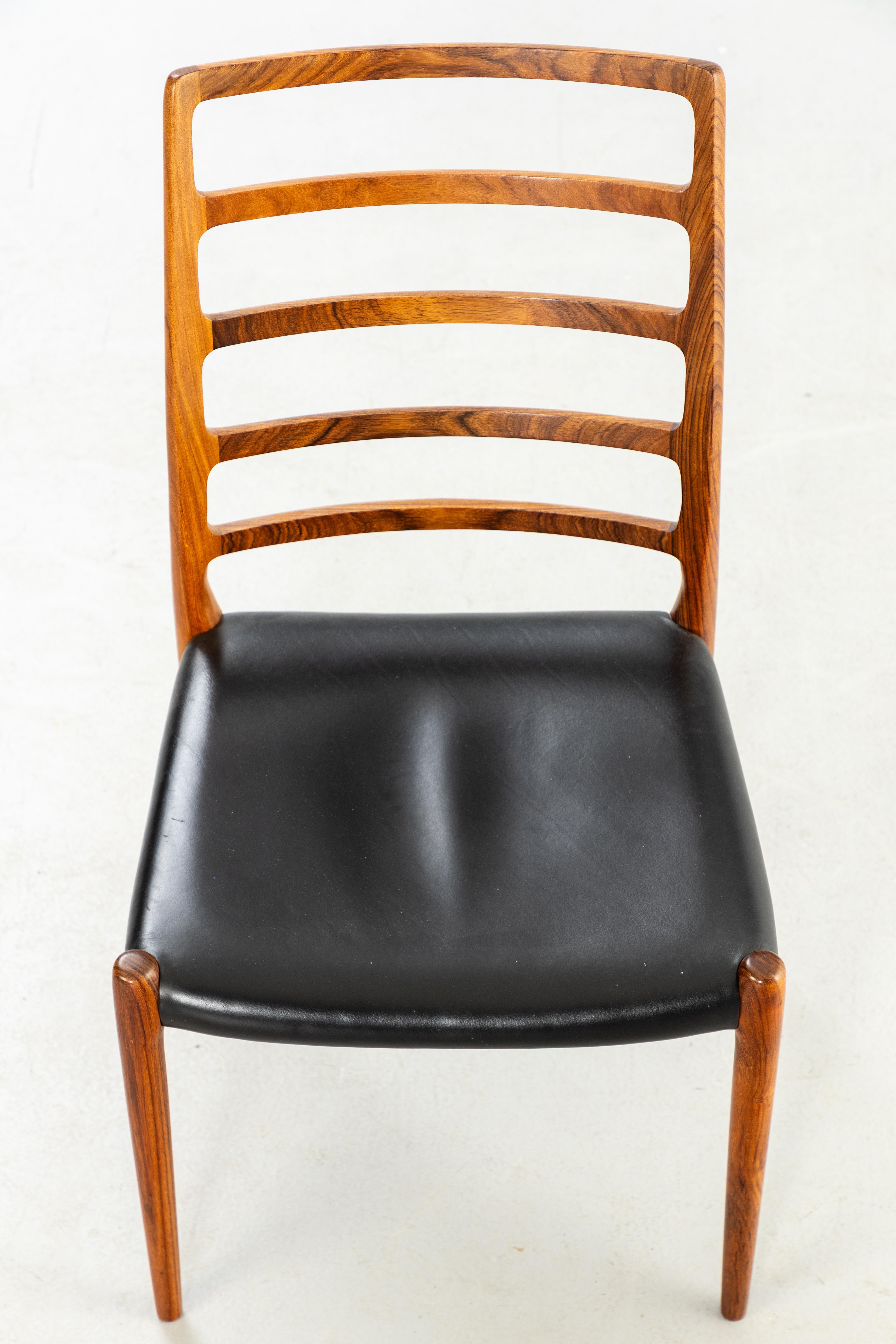 Niels Otto Moller 82 Model rosewood set of 6 stamped and numbered Denmark 1970 Bon état - En vente à Paris, FR