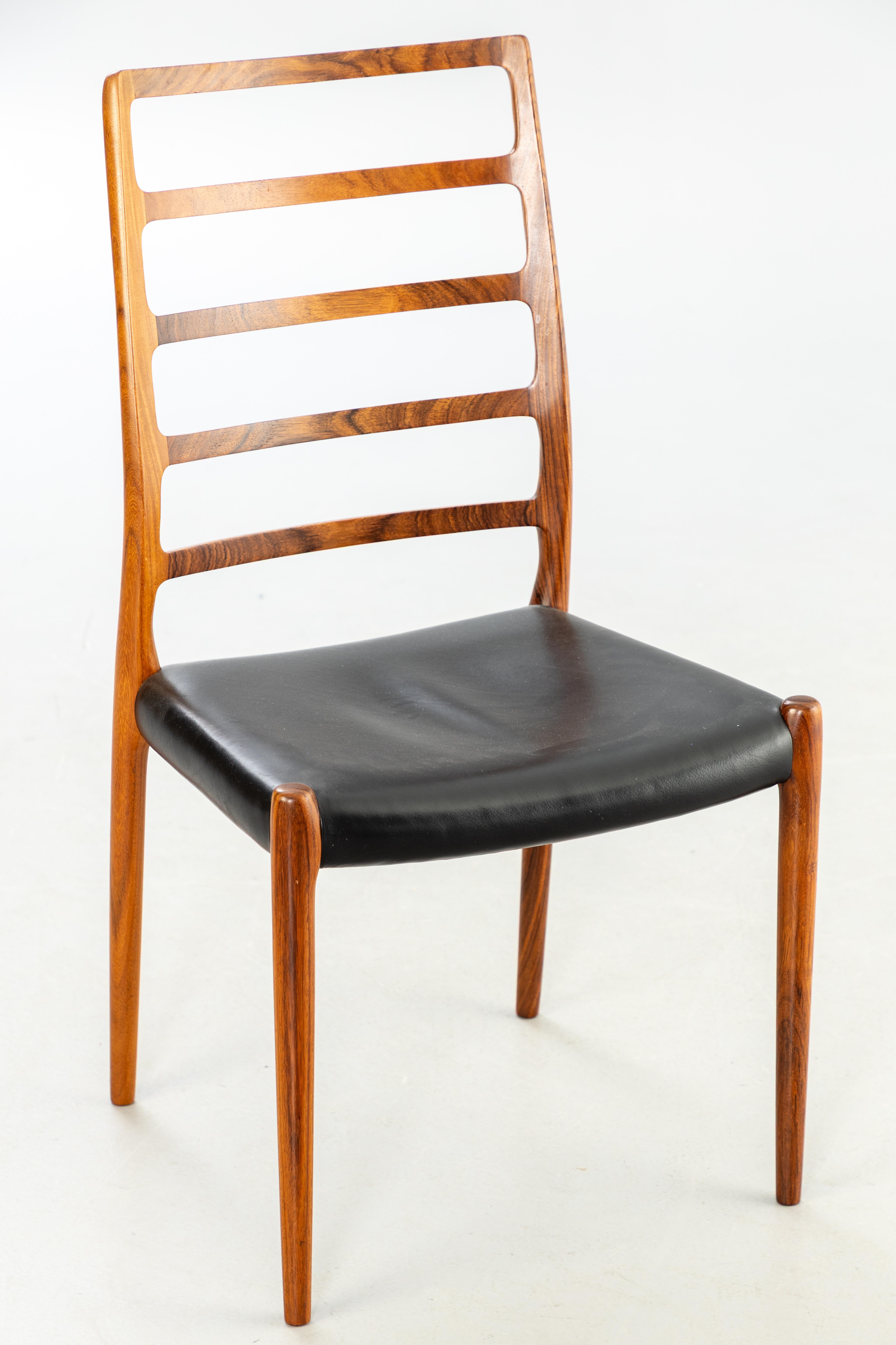 Cuir Niels Otto Moller 82 Model rosewood set of 6 stamped and numbered Denmark 1970 en vente