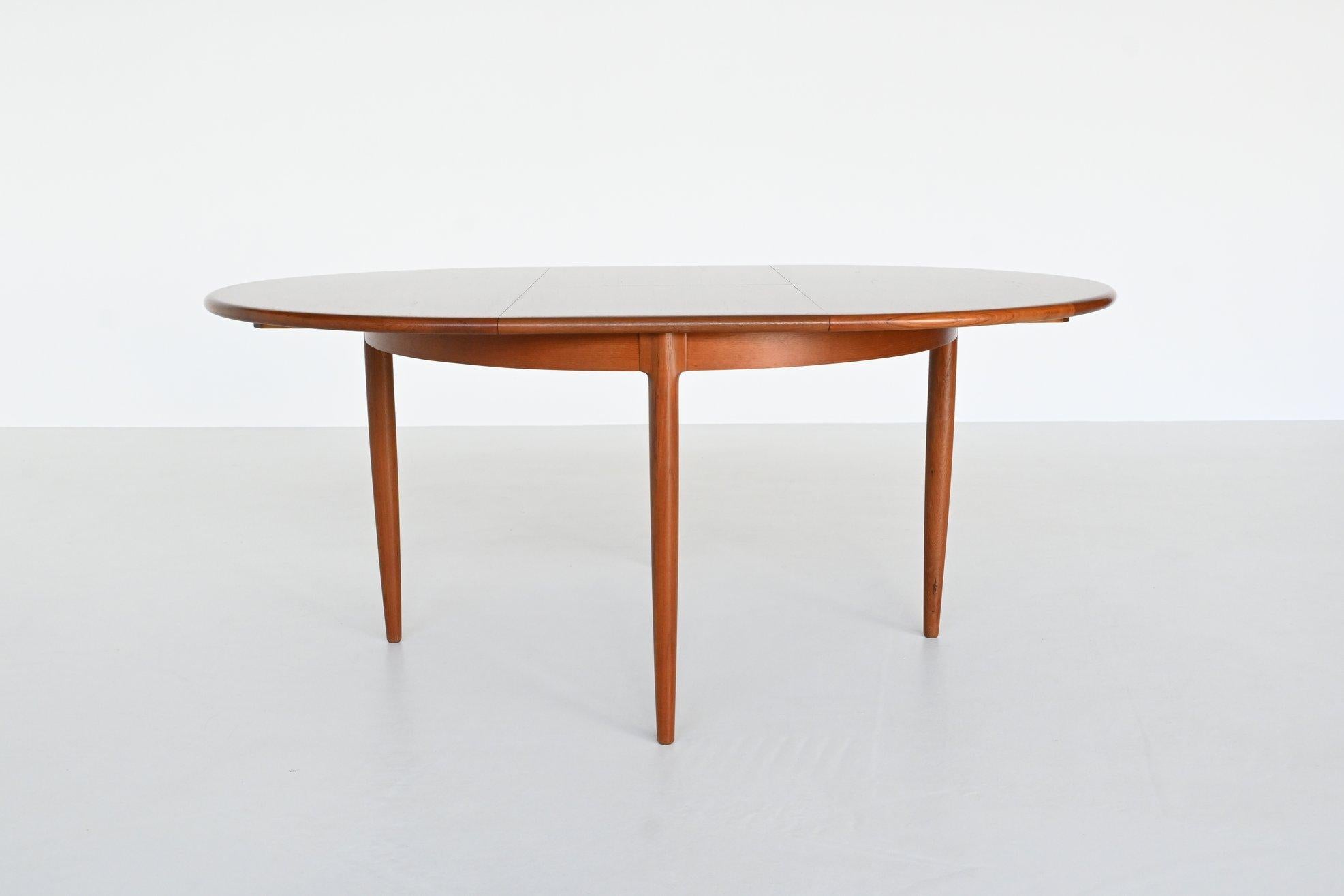 Beautiful shaped extendable dining table model 15 designed by Niels Otto Moller for J.L. Møller Møbelfabrik, Denmark, 1960. This table is 100 cm round and extendable using a foldable extension leave up to a length of 150 cm. The self-storing
