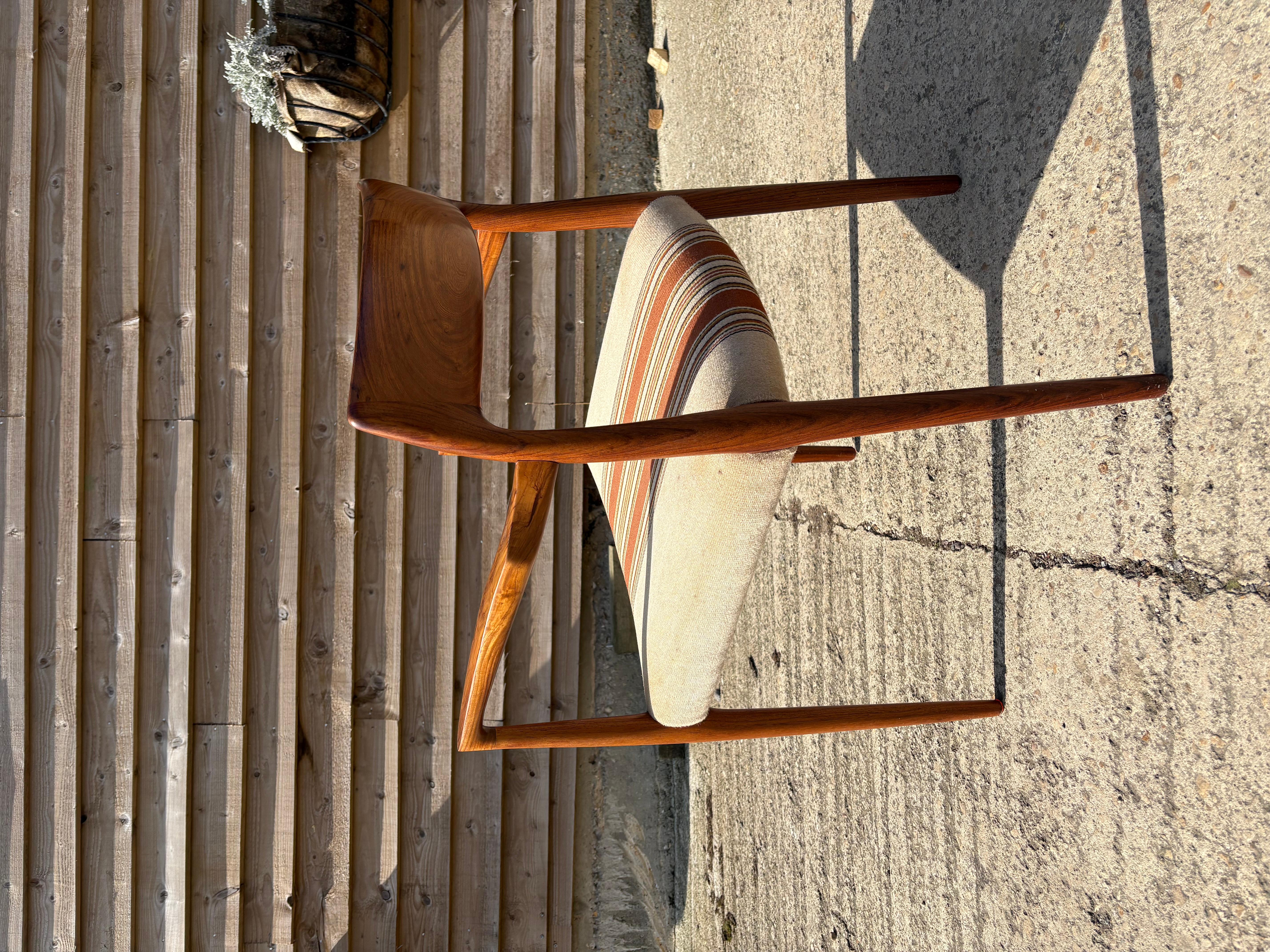 Esta edición de la silla de comedor Modelo 57 de Niels Otto Moller se fabricó presumiblemente en la década de 1960, como demuestra la etiqueta redonda JL Moller, y conserva la tapicería original, en la que la tela muestra algunos signos de