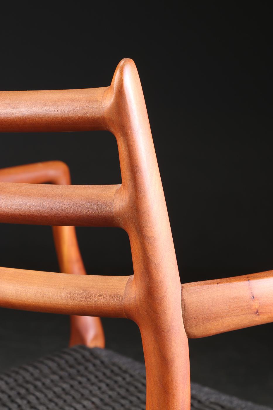 Der Esszimmerstuhl Modell 62 von Niels Otto Moller wird seit 1962 kontinuierlich hergestellt. Diese Stühle wurden im Zeitraum 2010-2020 aus Kirsche und schwarzem Holzfaserkabel hergestellt. 

Diese sechs Stühle sind in fast neuem Zustand.