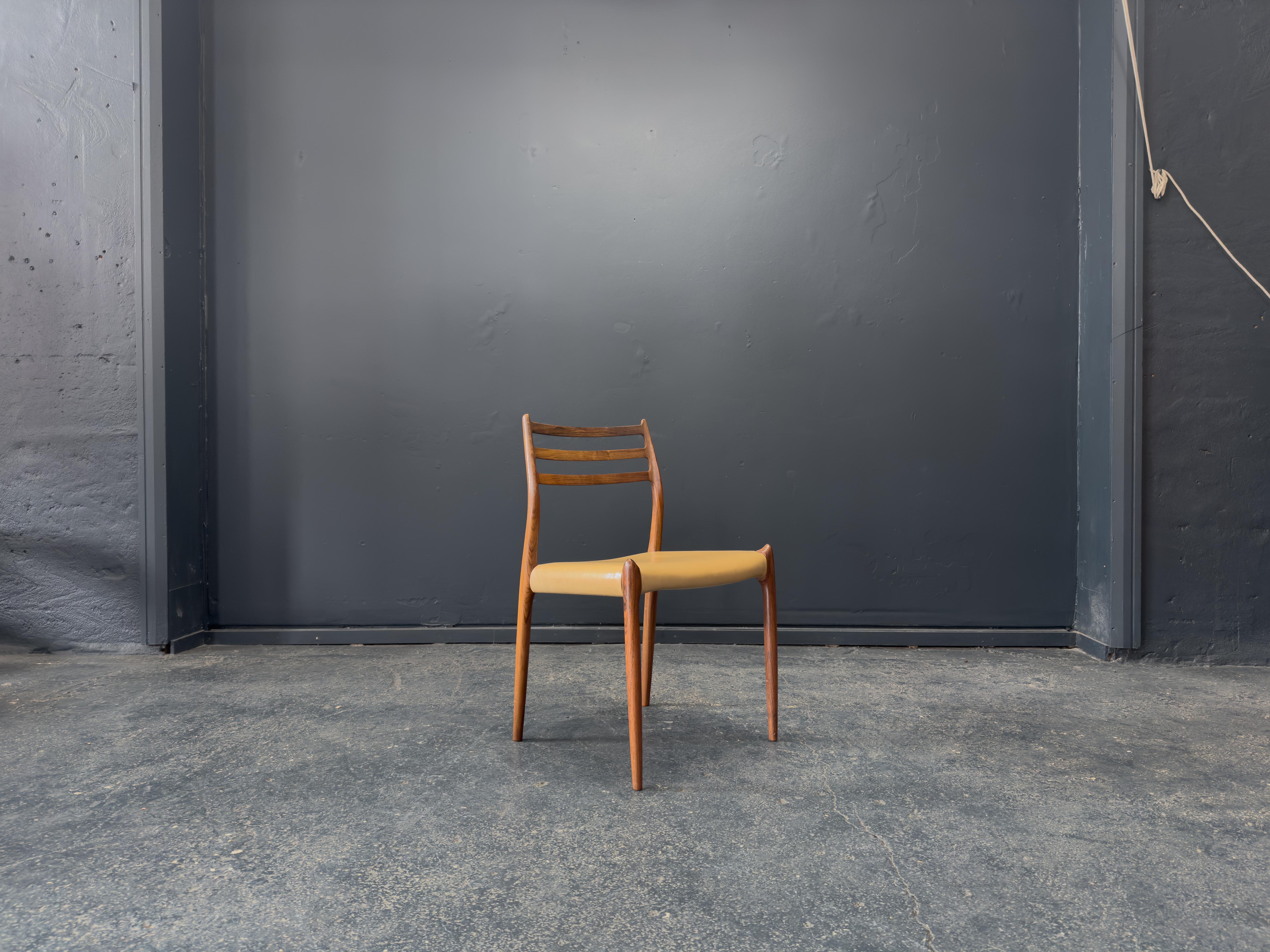 Este par de sillas Modelo 78, diseñadas en 1960 por Niels Otto Møller y producidas por J.L. Møllers Møbelfabrik de Dinamarca, son un verdadero testimonio de la elegancia y el refinamiento del diseño danés. Fabricada en madera, los tonos cálidos y