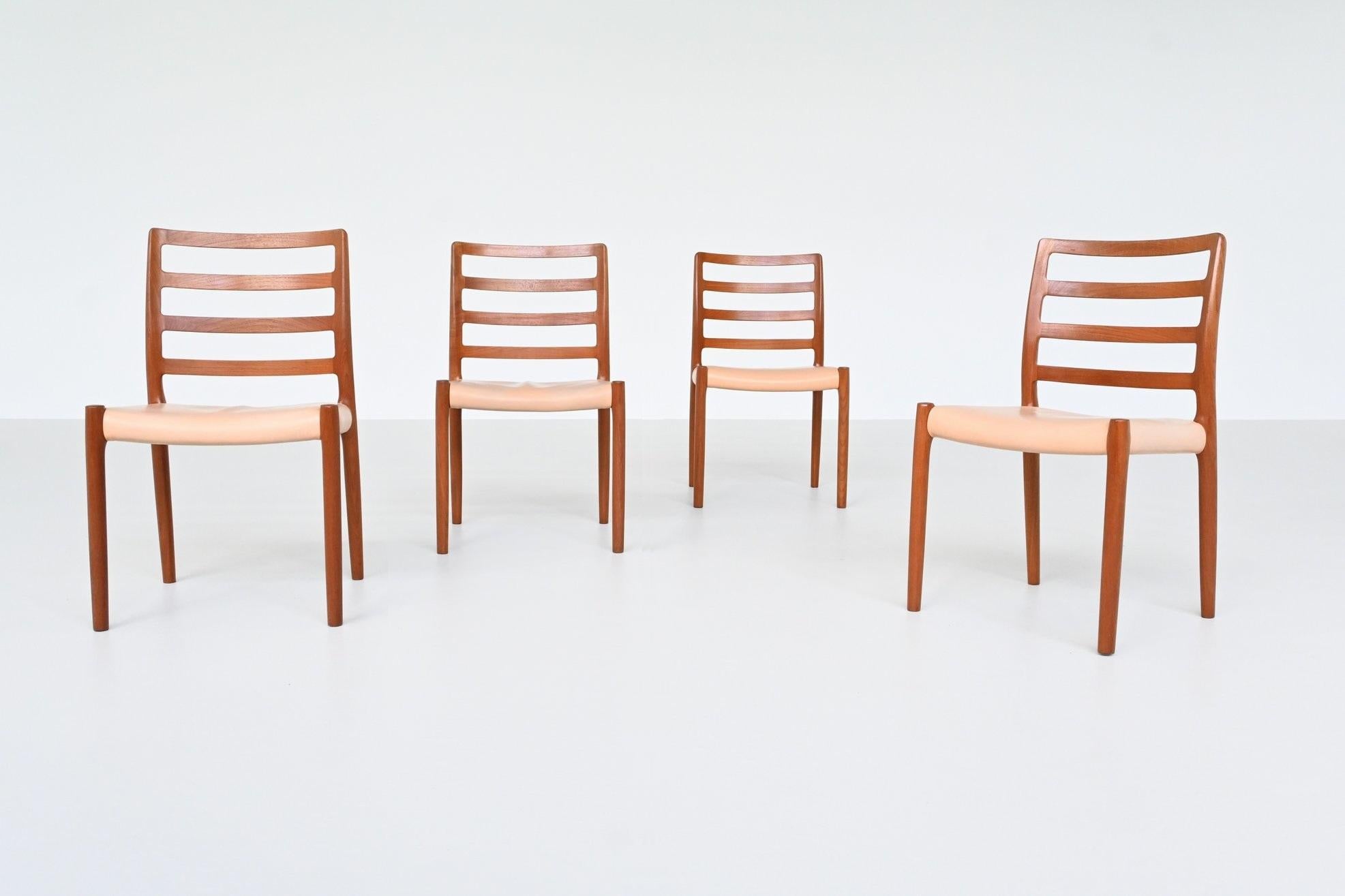 Bellissimo set di quattro sedie da pranzo modello 85 disegnate da Niels Otto Møller e prodotte da J.L. Møller Mobelfabrik, Danimarca 1960. Queste iconiche sedie sono realizzate in teak massiccio e le sedute sono rivestite con l'originale pelle