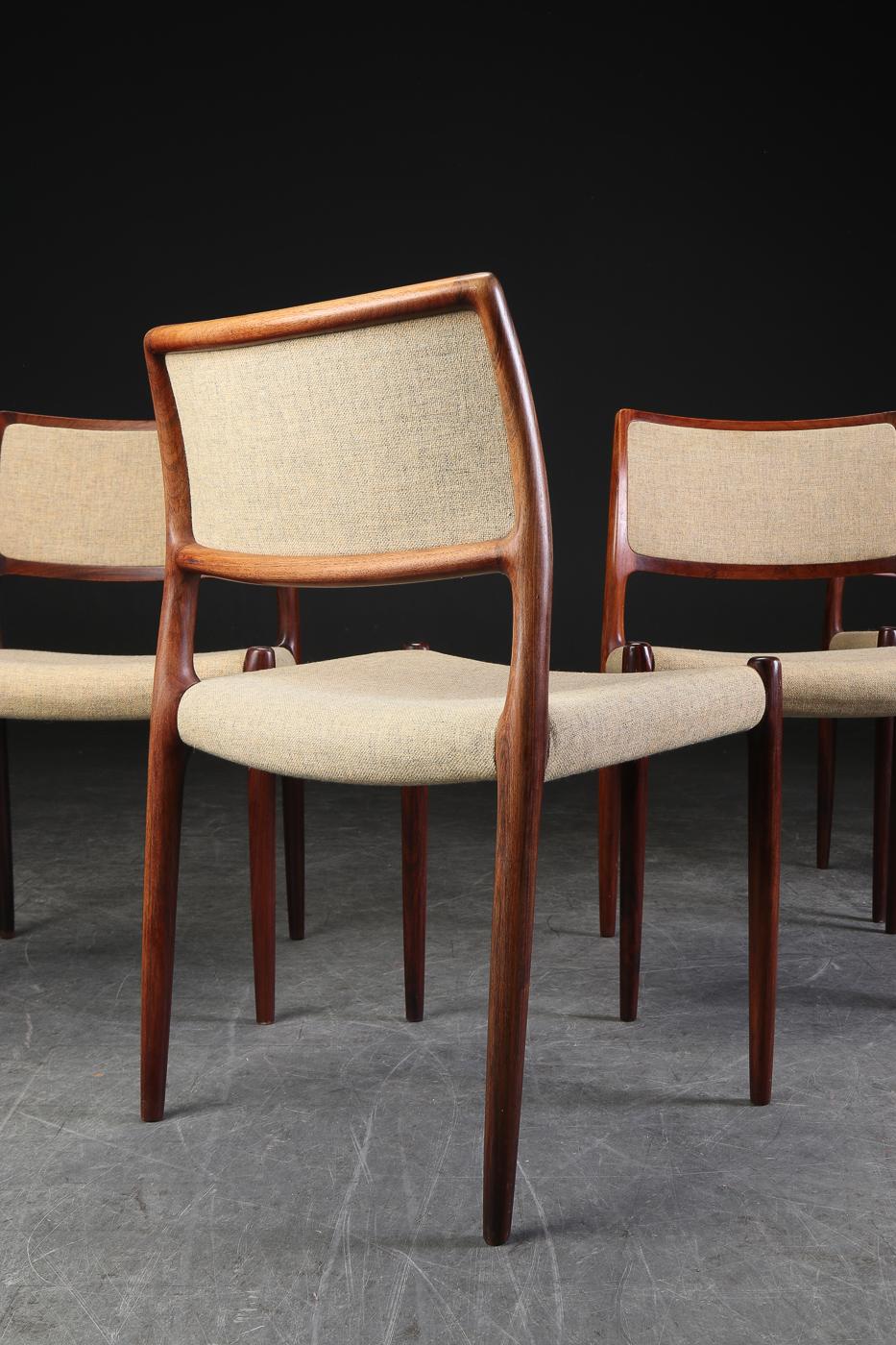 4 Chaises de salle à manger modèle 80 de Niels Otto Møller pour J.L. Møller-Højbjerg, Danemark. Chaises en bois de rose avec revêtement en tissu de laine Modèle 80, 1970 Marqué sous le siège