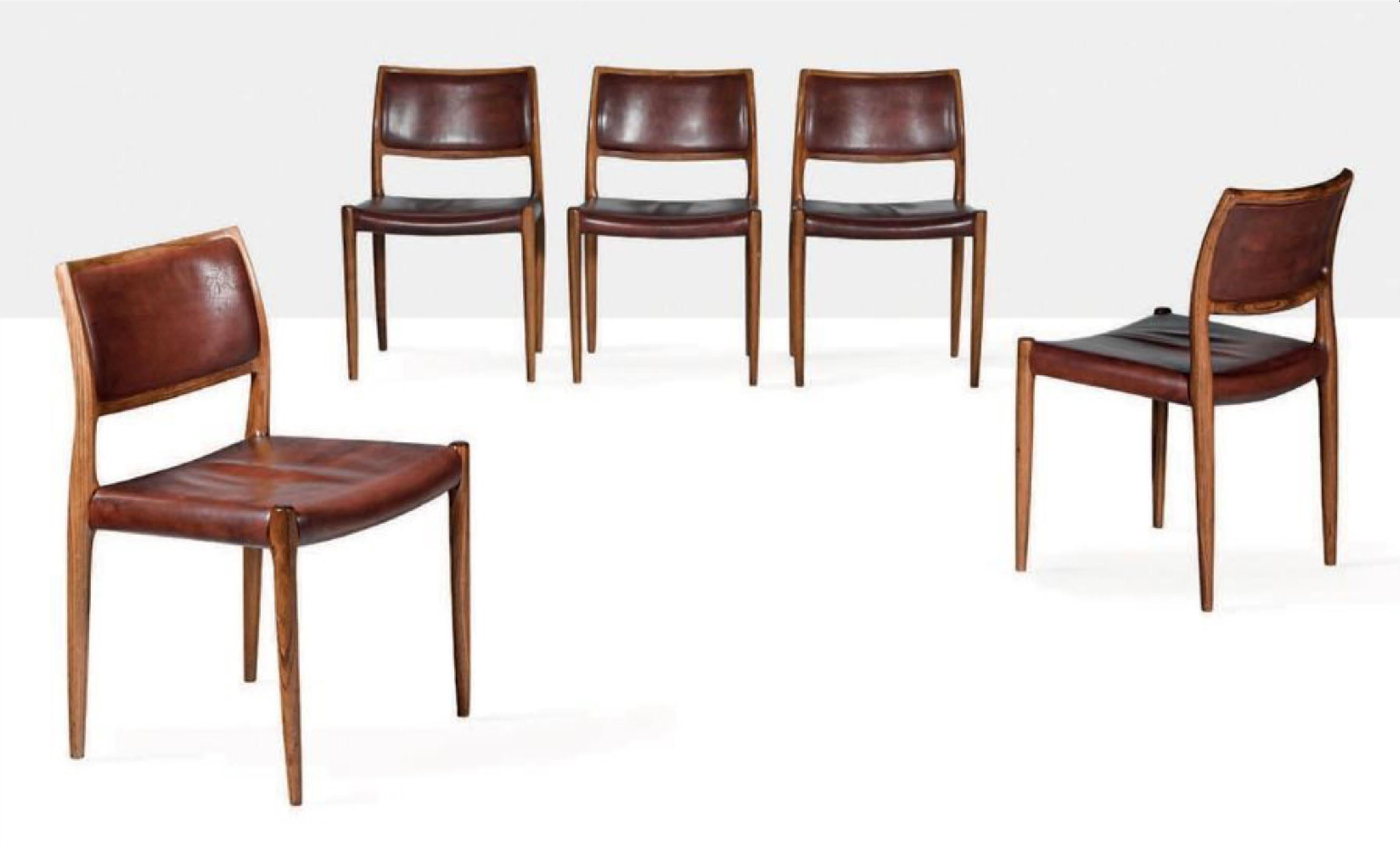 5 Esstischstühle Modell 80 von Niels Otto Møller für J.L. Møller-Højbjerg, Dänemark. Rosenholzstühle mit Original Cognac-Lederbezug Modell 80, 1970er Jahre Markierung Moller unter dem Sitz.
5 Stühle verfügbar Preis für 1 Stuhl 
guter Zustand.