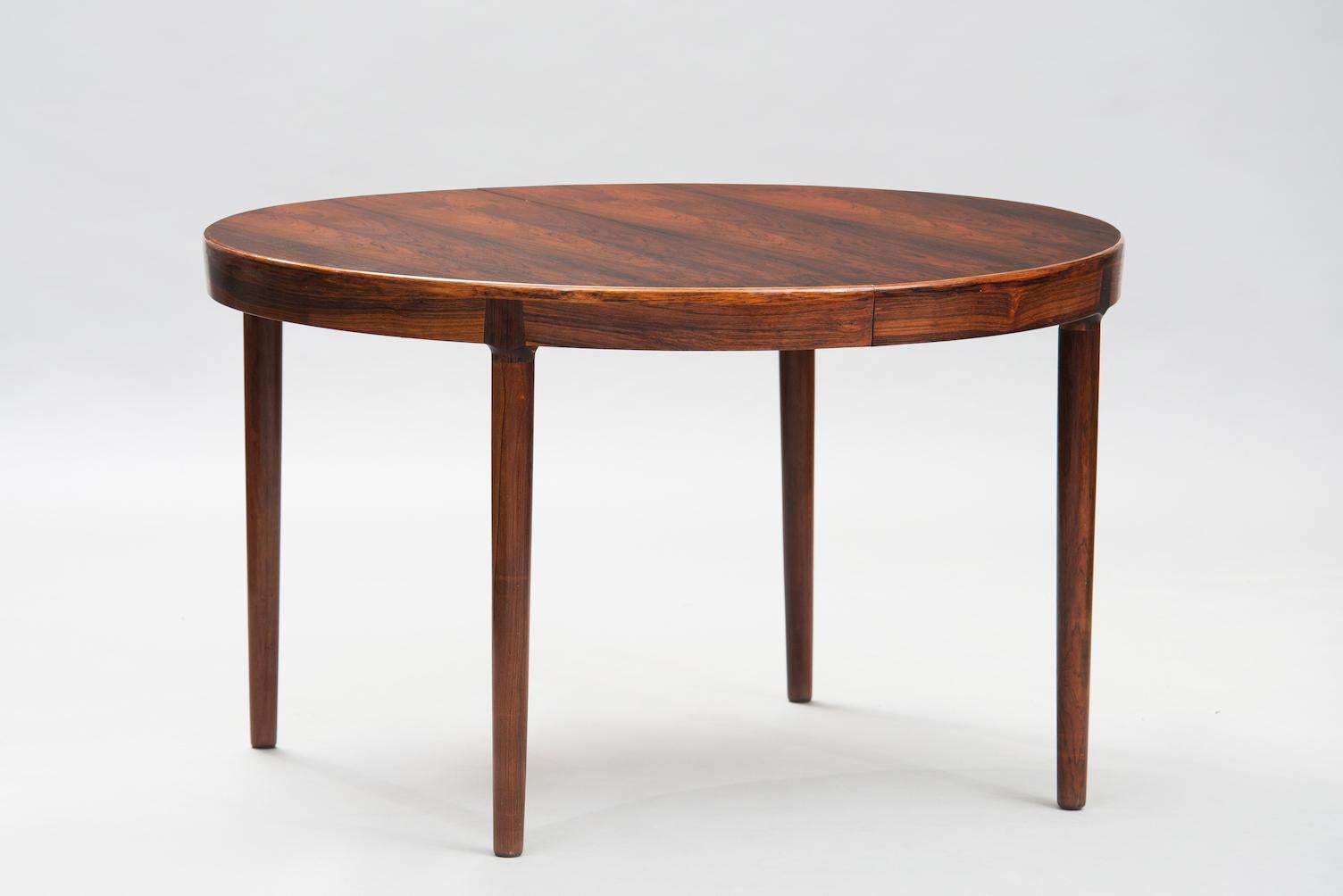 Niels Otto Moller rosewood extendible dining table. 
Diameter closed: 120cm
This item is in original condition, can be sold as it is or fully restored, the price shown is in original condition.
 