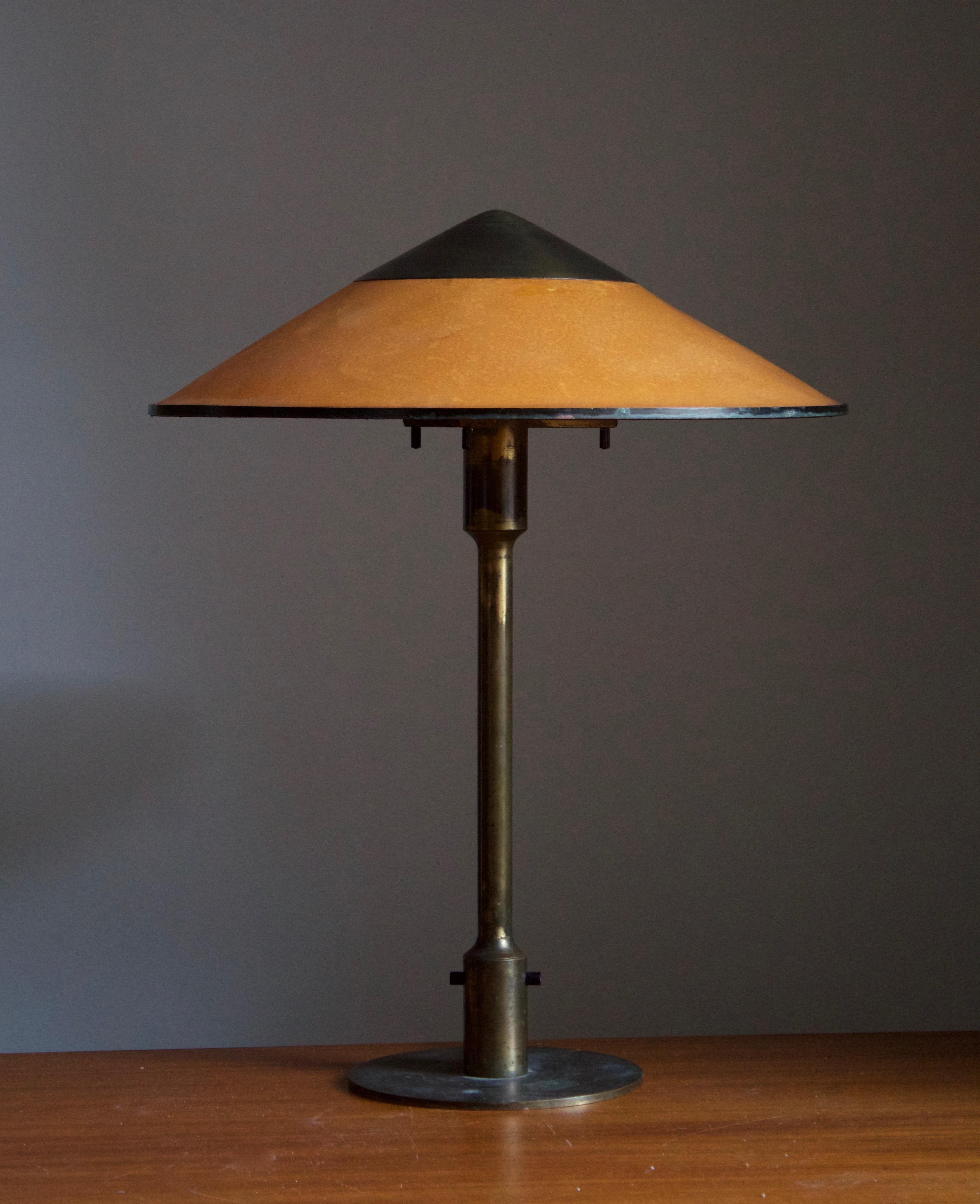 A rare and early table lamp / desk light. Designed by Niels Rasmussen Thykier, Denmark, 1930s. Features a break-through switch typical to early production examples.

In patinated brass and waxed paper screen.

 
