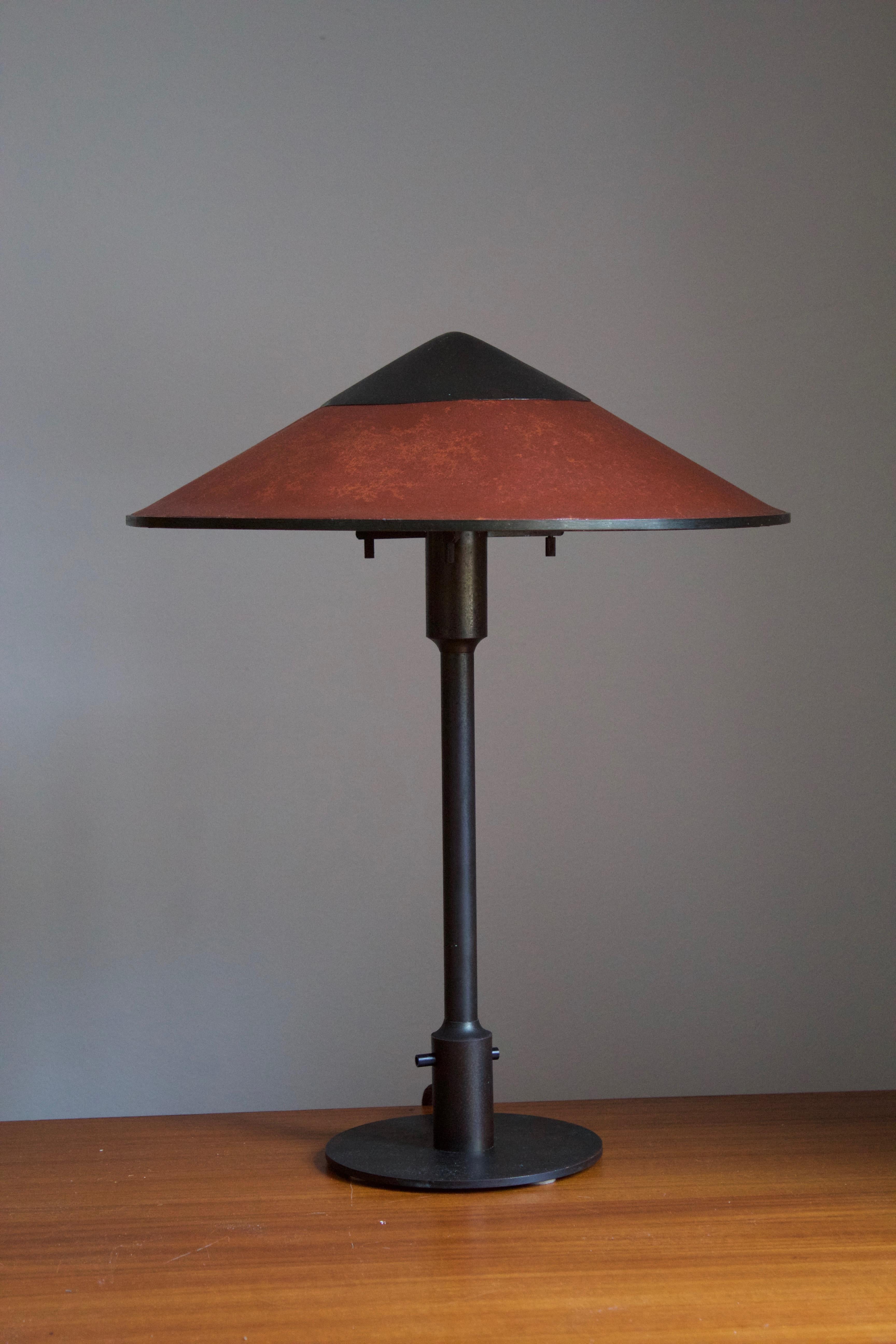 A rare and early table lamp / desk light. Designed by Niels Rasmussen Thykier for Fog & Mørup, Denmark, 1930s. Features a break-through switch typical to early production examples.

In patinated brass and waxed paper screen.

   