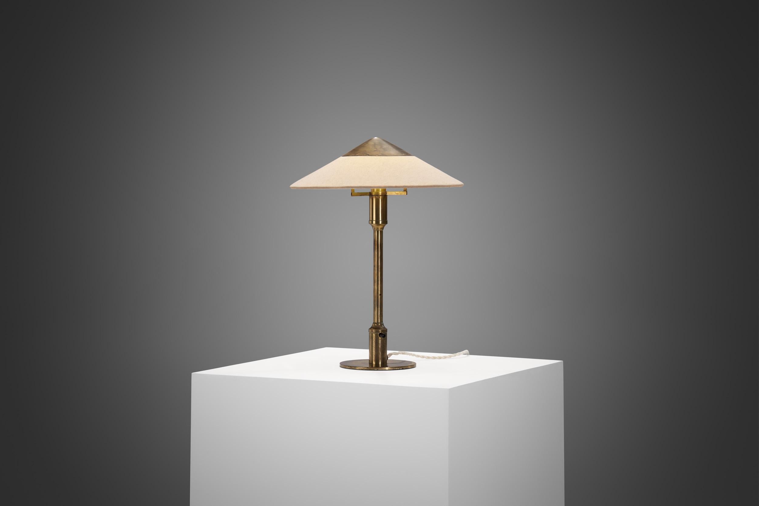 Fog & Mörup était un légendaire fabricant danois de luminaires, surtout connu des collectionneurs pour ses lampes épurées et sculpturales. Ses luminaires vintage sont idéaux pour les amateurs de design qui cherchent à introduire une touche