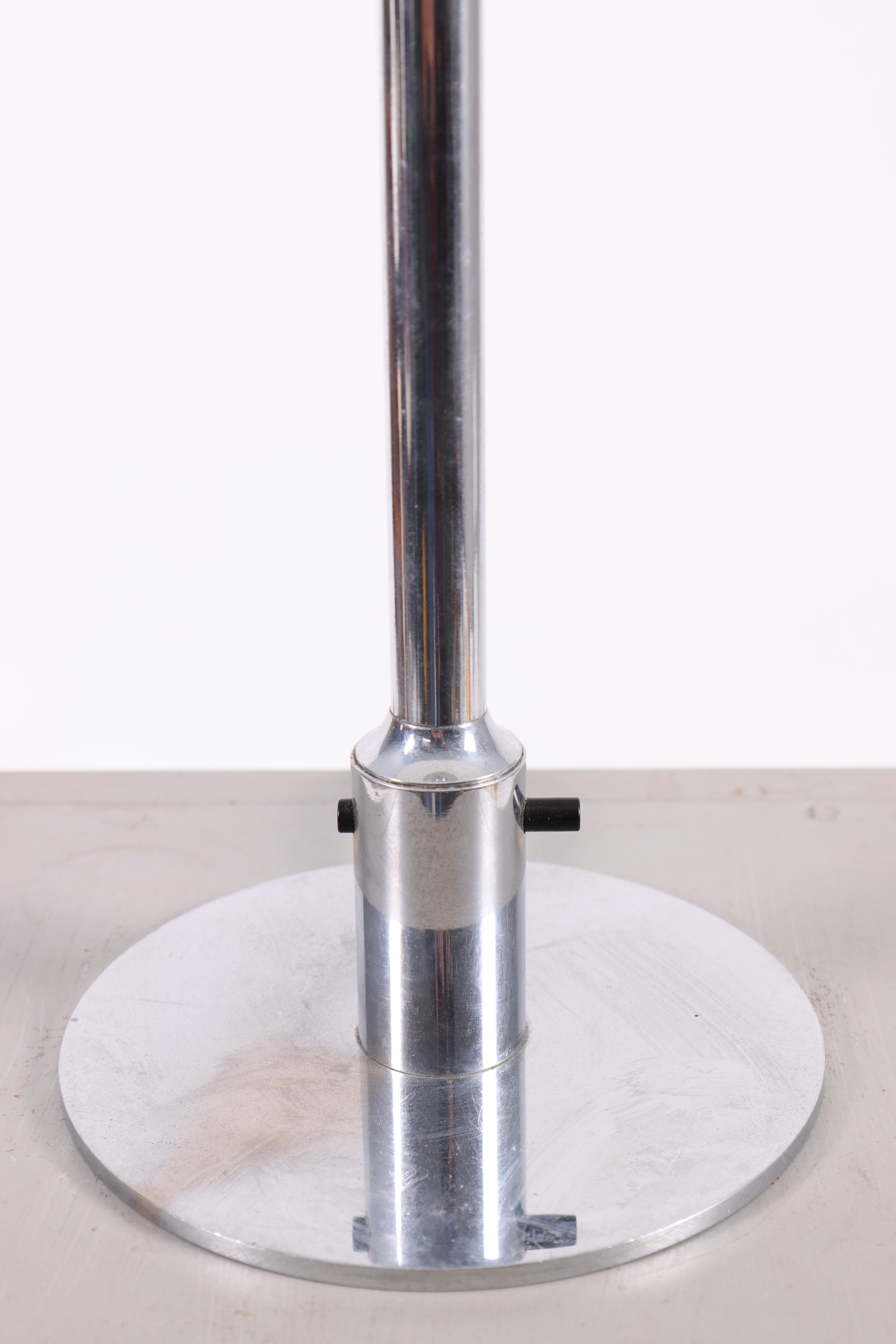 Originally named T3 Minor, this lamp was designed by Niels Rasmussen Thykier in 1930. In 1937, the model was taken over by Fog & Mørup and relaunched under the name Kongelys.
Executed in chrome with the characteristic perforated switch on the stem,