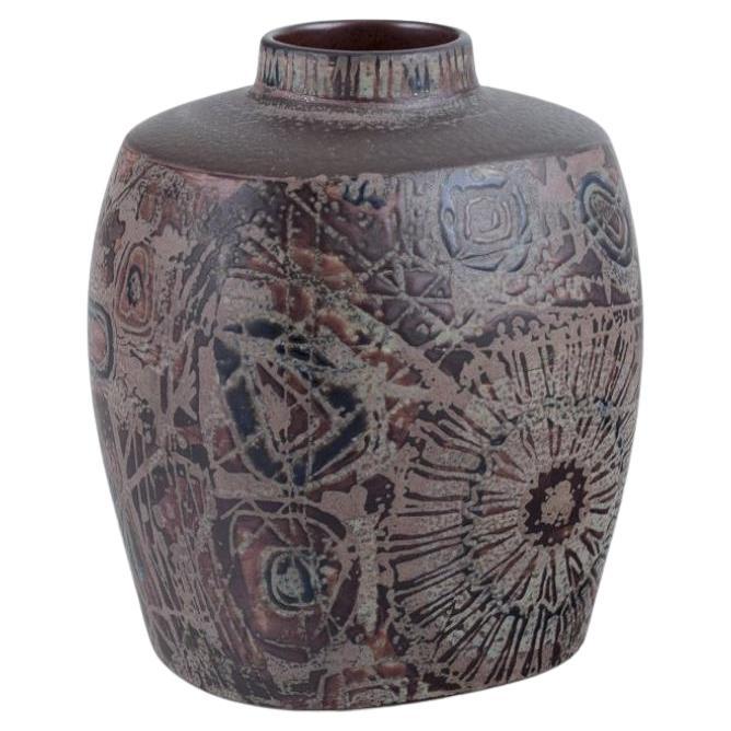 Niels Thorsson per Royal Copenhagen. Vaso "Baca" in maiolica. Smalto marrone scuro in vendita