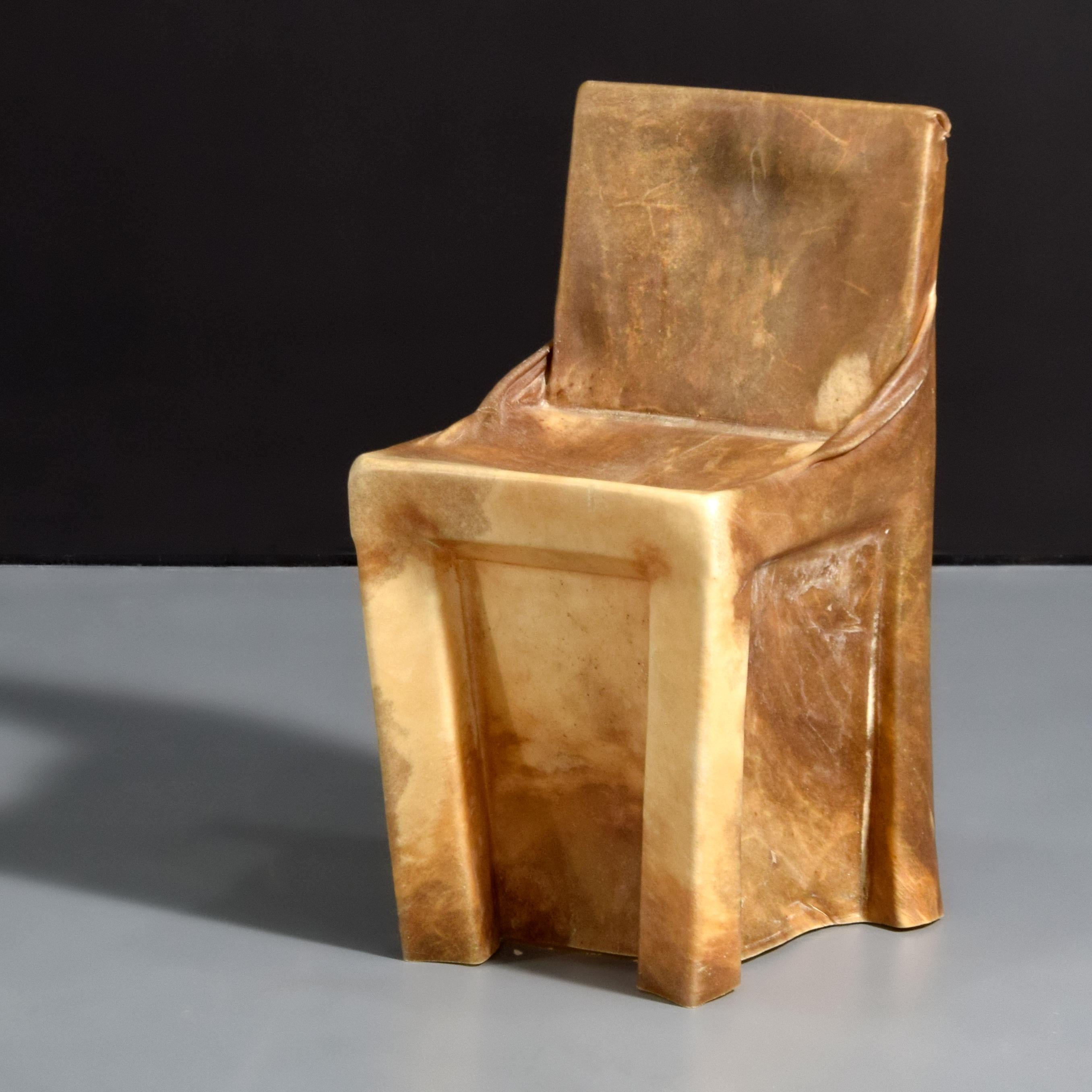 Künstler/Designer: Niels van Eijk (Niederländer, geb. 1970); Droog
Kennzeichnung(en); Anmerkungen: eingebrannte Studiomarke NVE
Herkunftsland; MATERIALIEN: Niederlande; geformtes Rindsleder
Abmessungen: 28.75″h, 15.25″w, 16″d
Zusätzliche