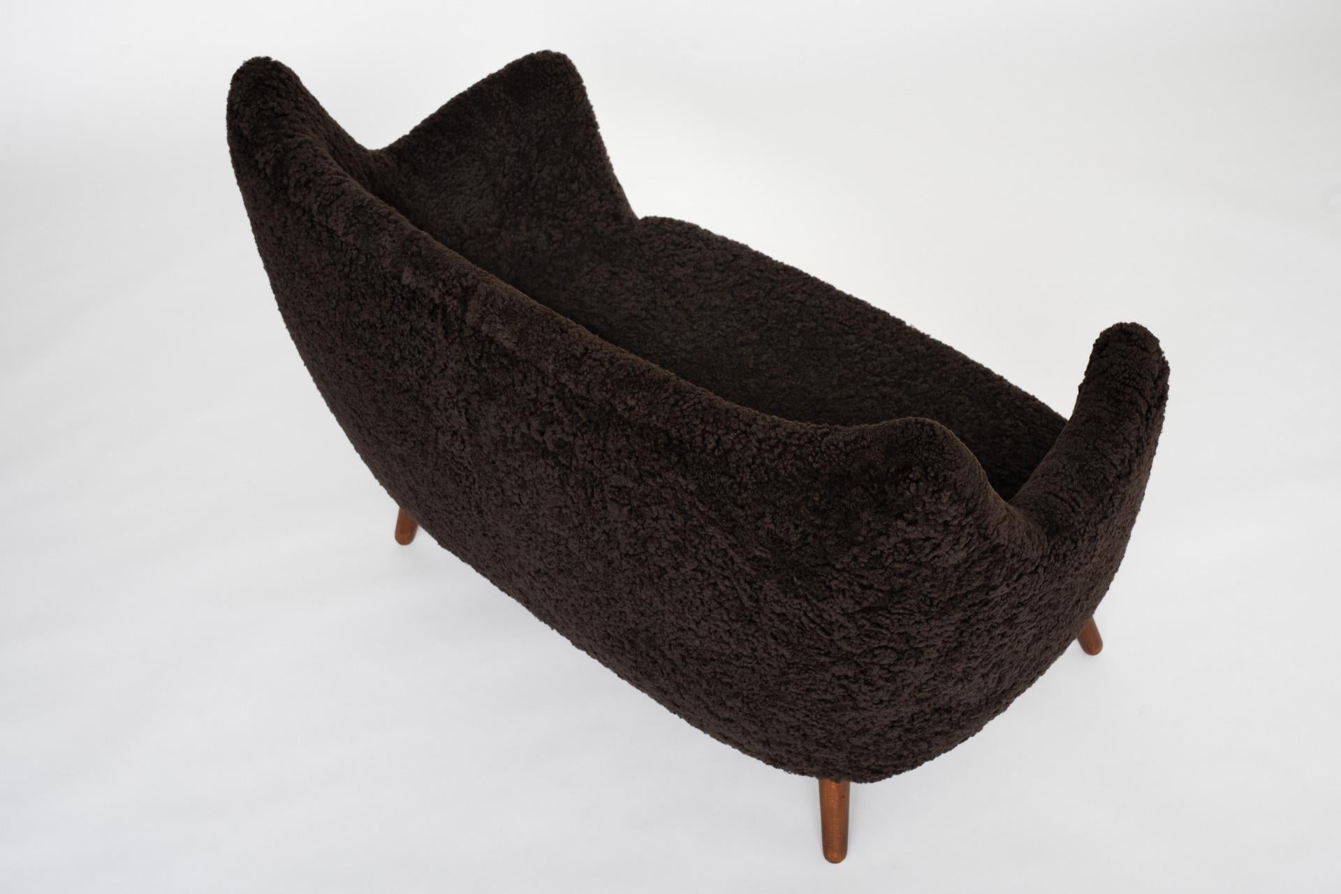 Cuir de mouton Niels Vodder a conçu le canapé Poète conçu par Finn Juhl en vente
