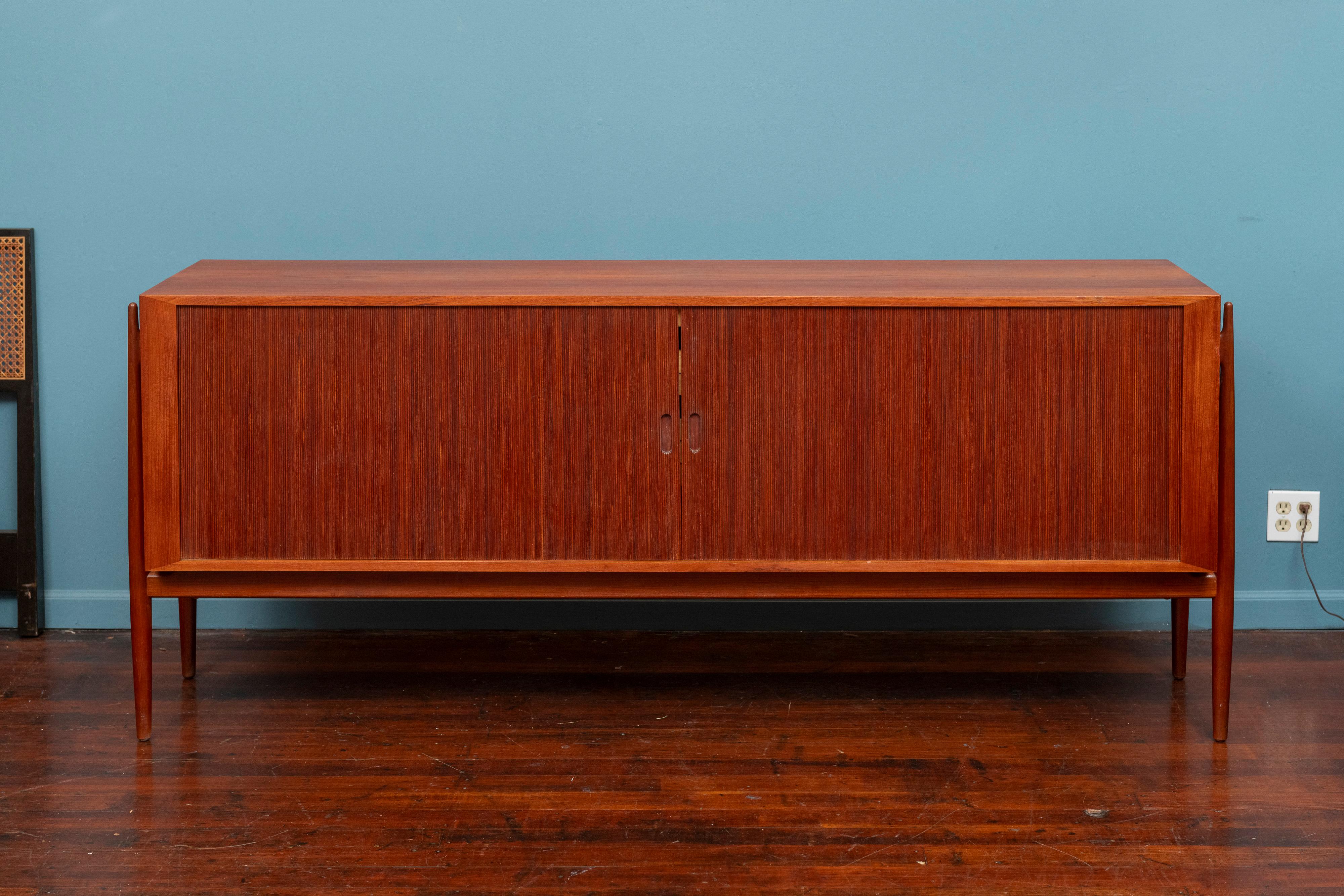 Niels Vodder design credenza Modell NV54, Dänemark. Niels Vodder war ein erstklassiger Möbeltischler, der vor allem für die Ausführung von Finn Juhls erfolgreichsten und schönsten Kreationen bekannt ist. Hergestellt mit hochwertiger Handwerkskunst