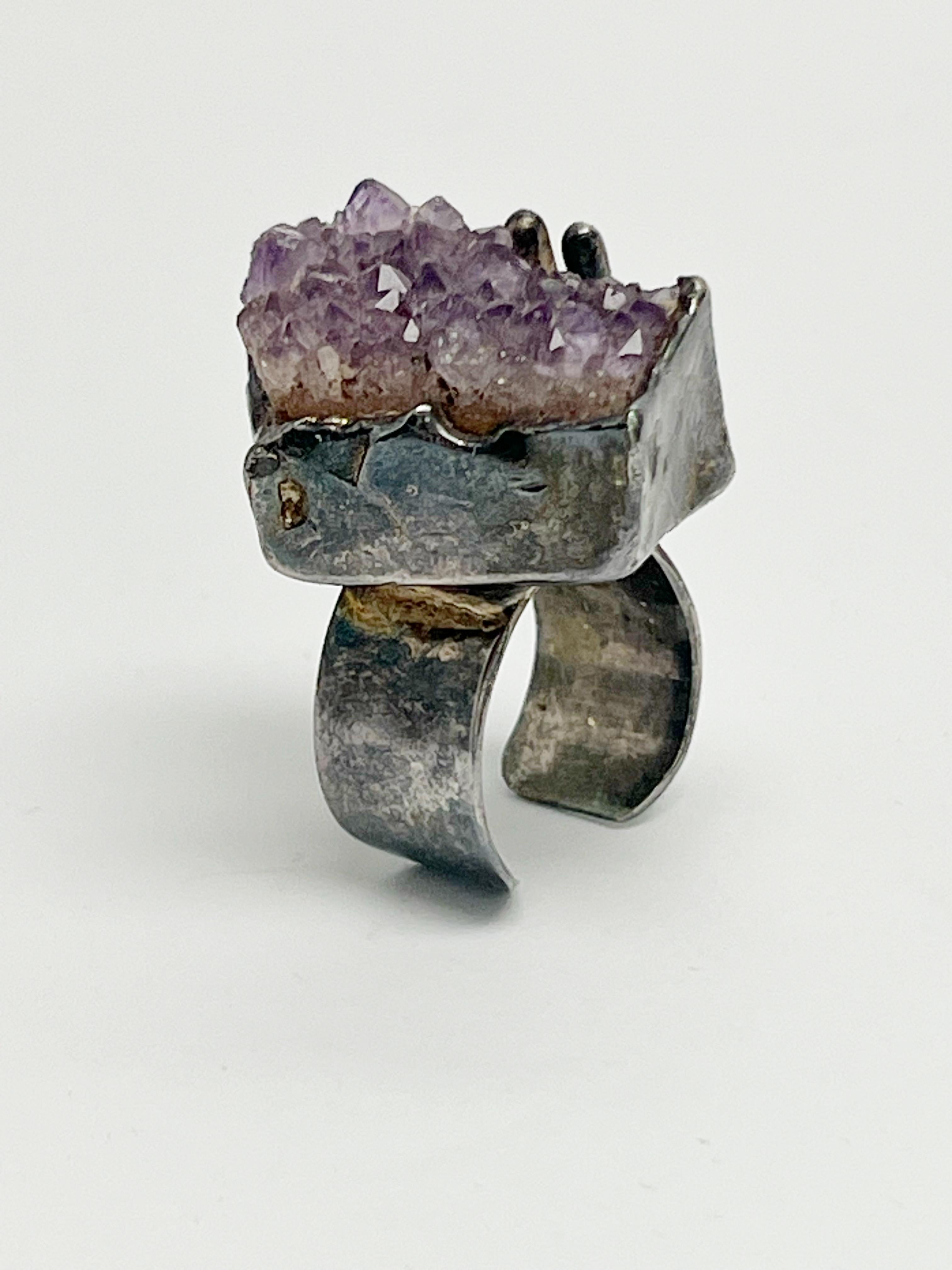 Une grande bague en argent sterling. 