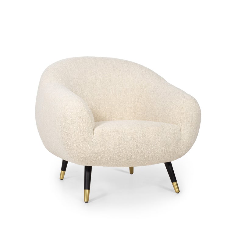 The Niemeyer armchair is named after the Brazilian Architect Oscar Niemeyer whose Architecture was spread like sculptural poetry in the History of humankind.
The rounded lines of the armchair are influenced by the remarkable ‘Casa das Canoas’