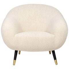 Fauteuil Niemeyer, Bouclé et laiton, Insidherland par Joana Santos Barbosa