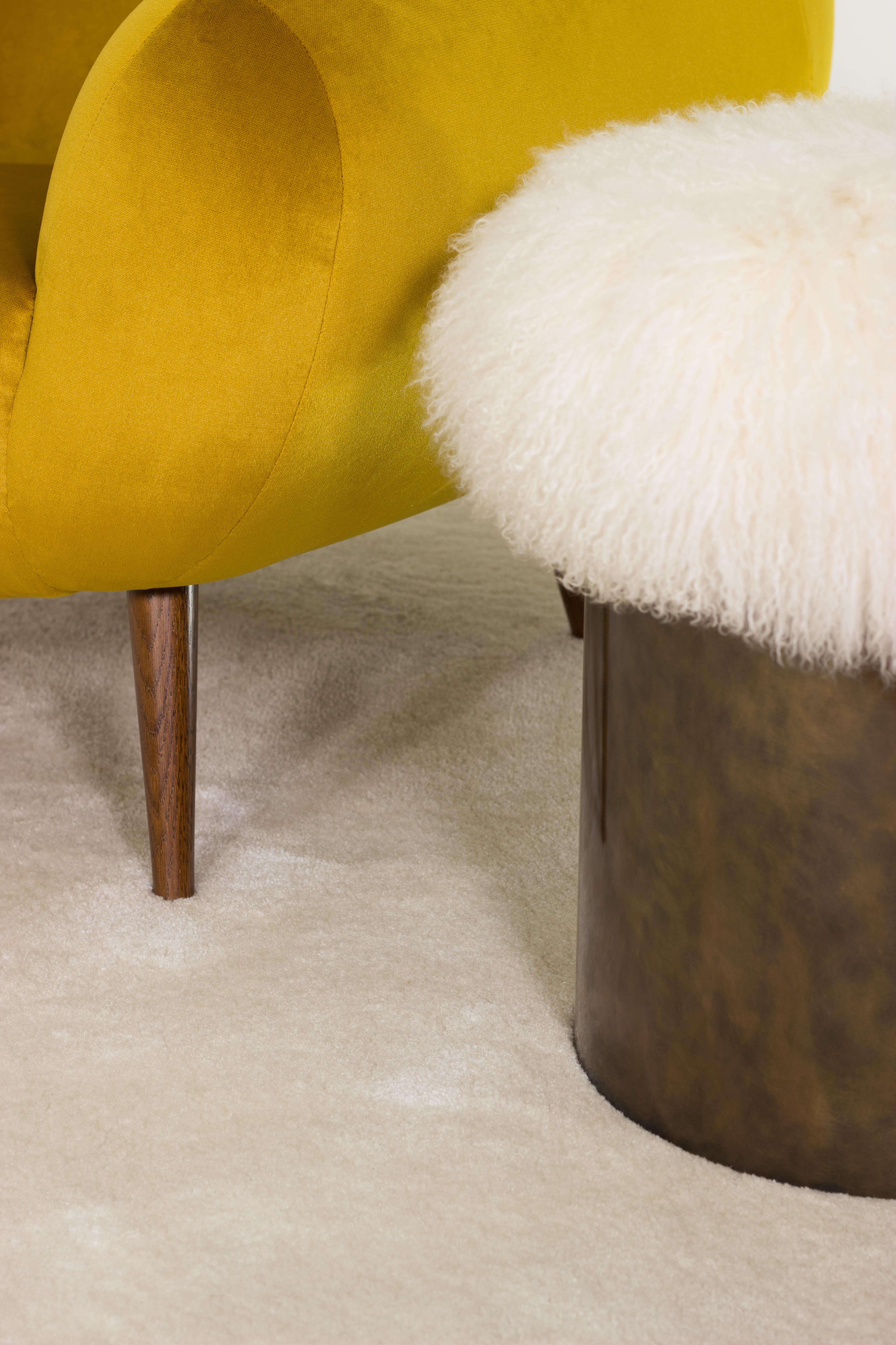 Niemeyer Sessel aus Samt und brauner Eiche, Insidherland von Joana Santos Barbosa (21. Jahrhundert und zeitgenössisch) im Angebot