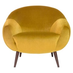 Fauteuil Niemeyer, velours et chêne brun, Insidherland de Joana Santos Barbosa