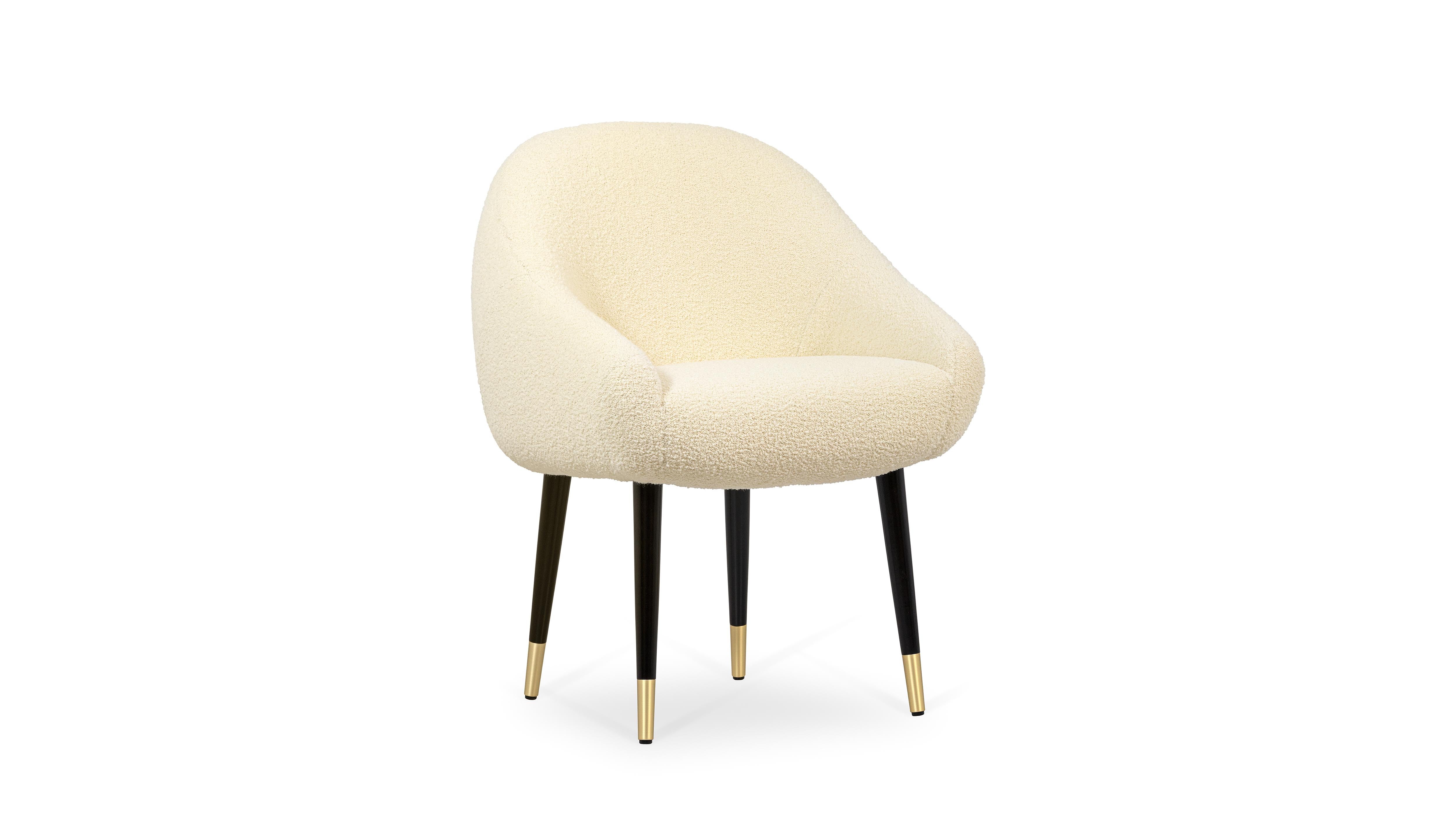 Chaise de salle à manger Niemeyer en laiton par InsidherLand
Dimensions : D 65 x L 62 x H 83 cm.
MATERIAL : Tissu InsidherLand Charm ref. 1, bois de chêne foncé, laiton brossé.
12 kg.
Disponible en différents tissus.

La chaise de salle à manger