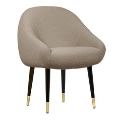 Chaise à manger Niemeyer, Bouclé et laiton, Insidherland by Joana Santos Barbosa