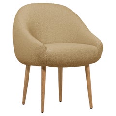 Sedia da pranzo Niemeyer, Bouclé e Oak, Insidherland di Joana Santos Barbosa