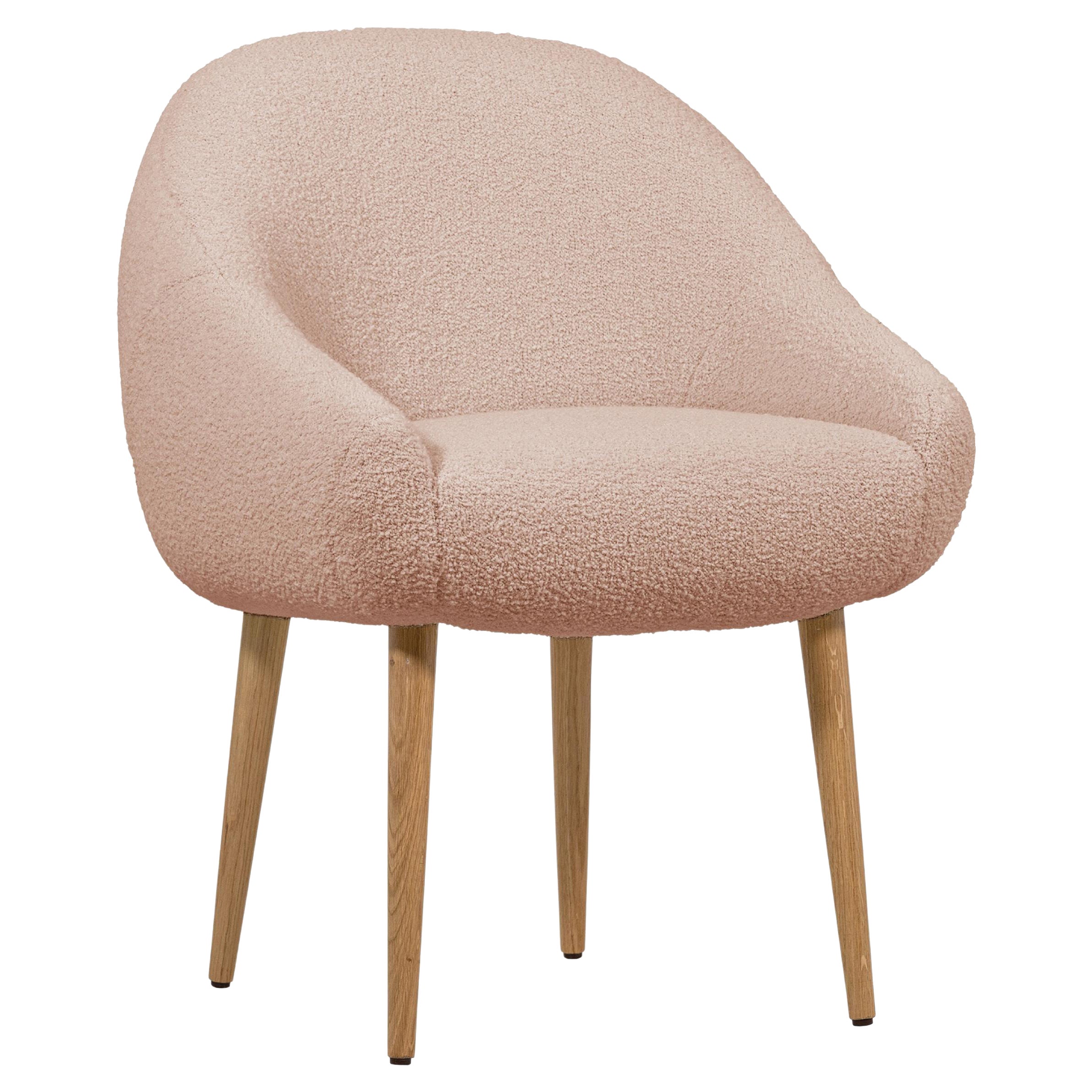 Niemeyer Esszimmerstuhl, Bouclé und Eiche, Insidherland von Joana Santos Barbosa
