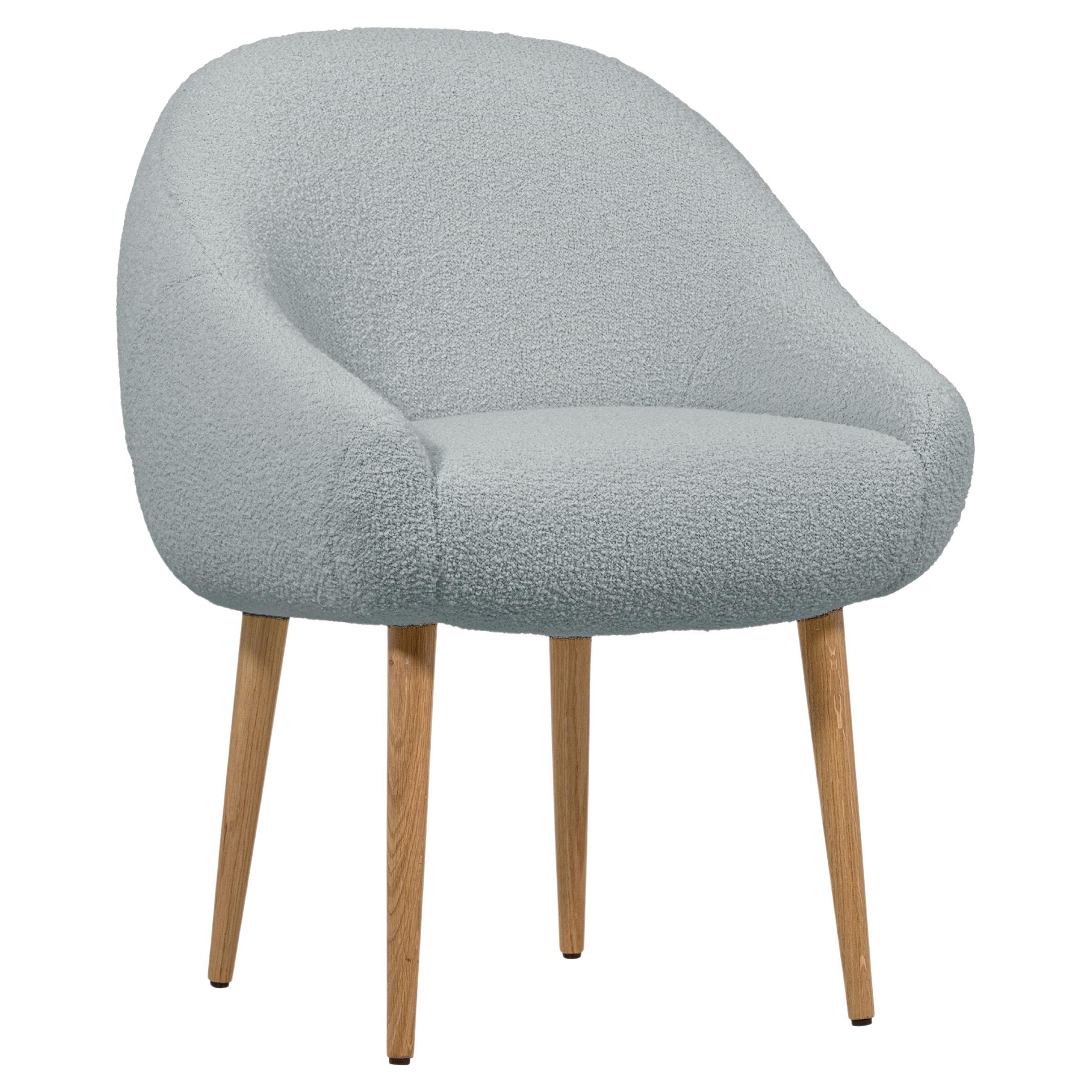 Chaise à manger Niemeyer, Bouclé et Chêne, Insidherland by Joana Santos Barbosa en vente