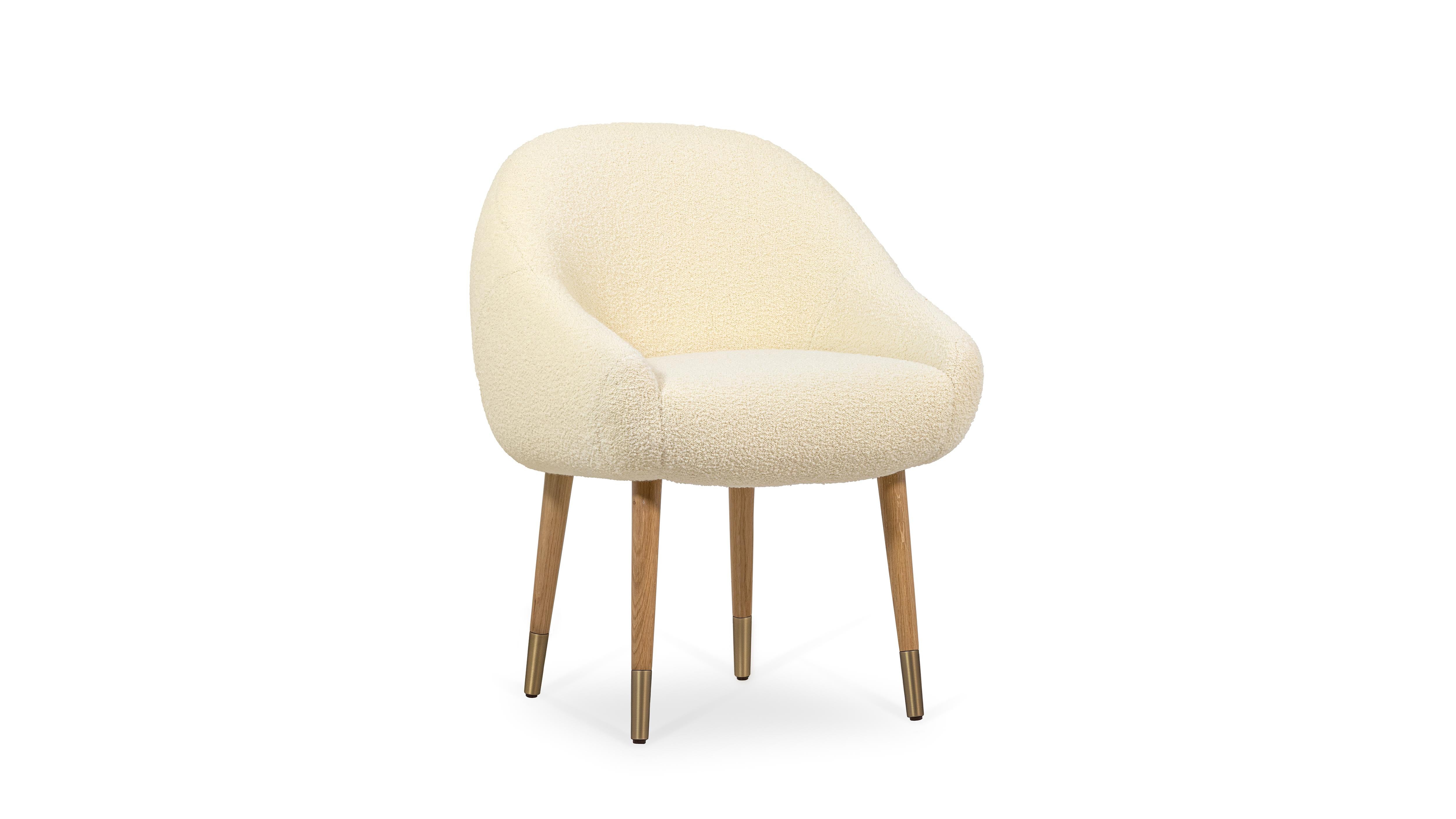 Niemeyer Esszimmerstuhl, Bouclé, Eiche & Messing, InsidherLand by Joana Santos Barbosa (Moderne) im Angebot