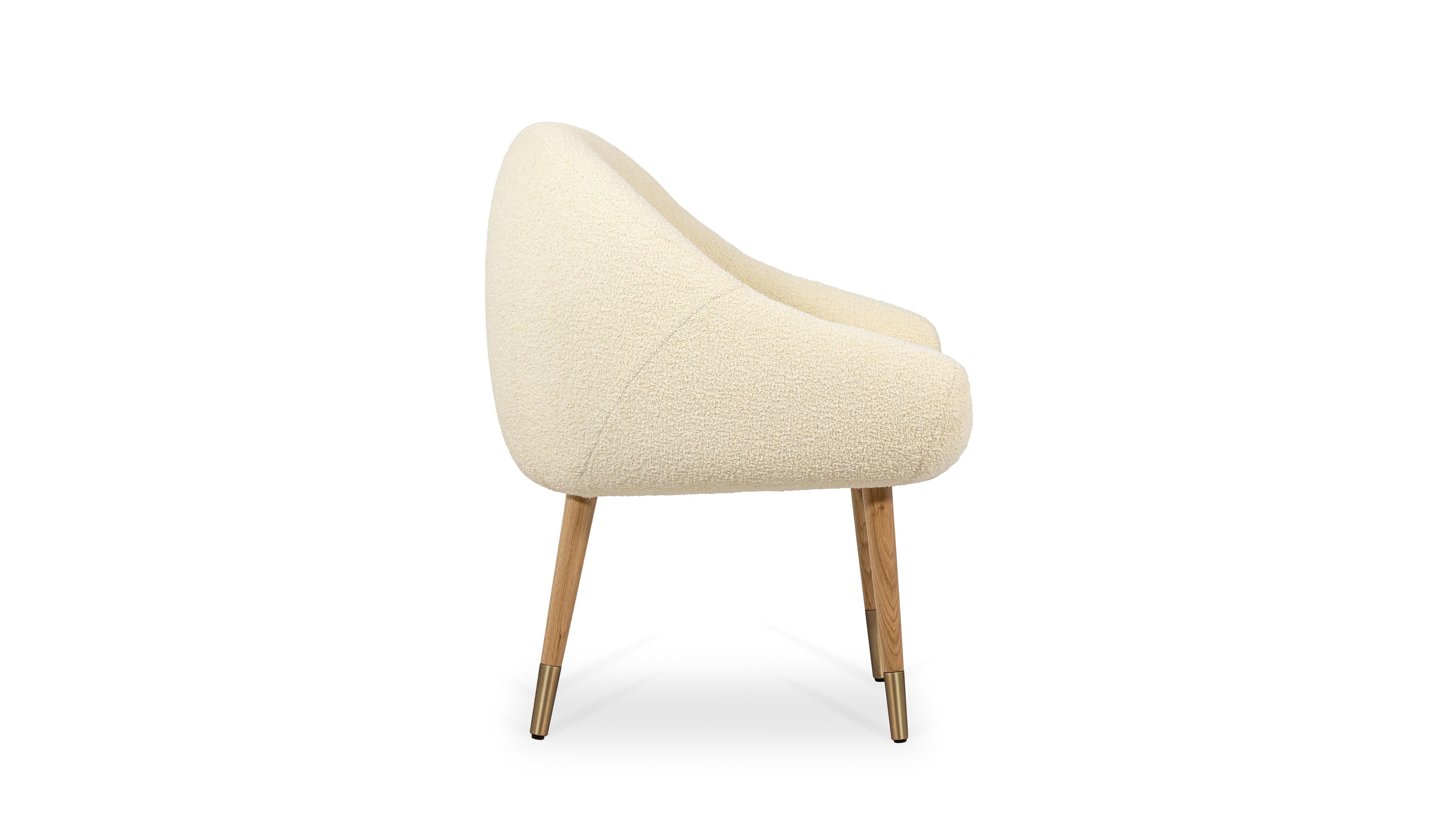 Niemeyer Esszimmerstuhl, Bouclé, Eiche & Messing, InsidherLand by Joana Santos Barbosa (Portugiesisch) im Angebot