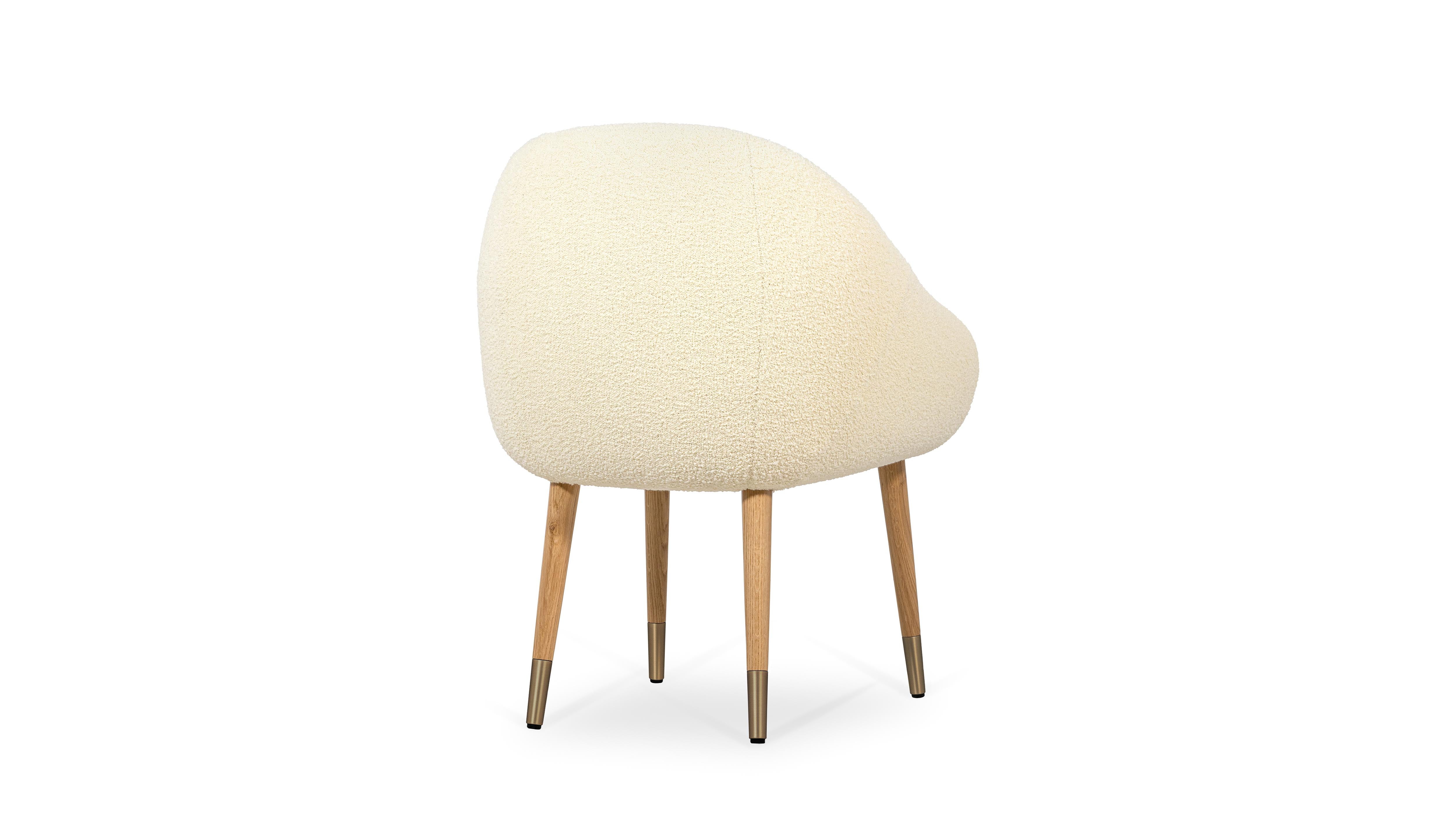 Niemeyer Esszimmerstuhl, Bouclé, Eiche & Messing, InsidherLand by Joana Santos Barbosa (Holzarbeit) im Angebot