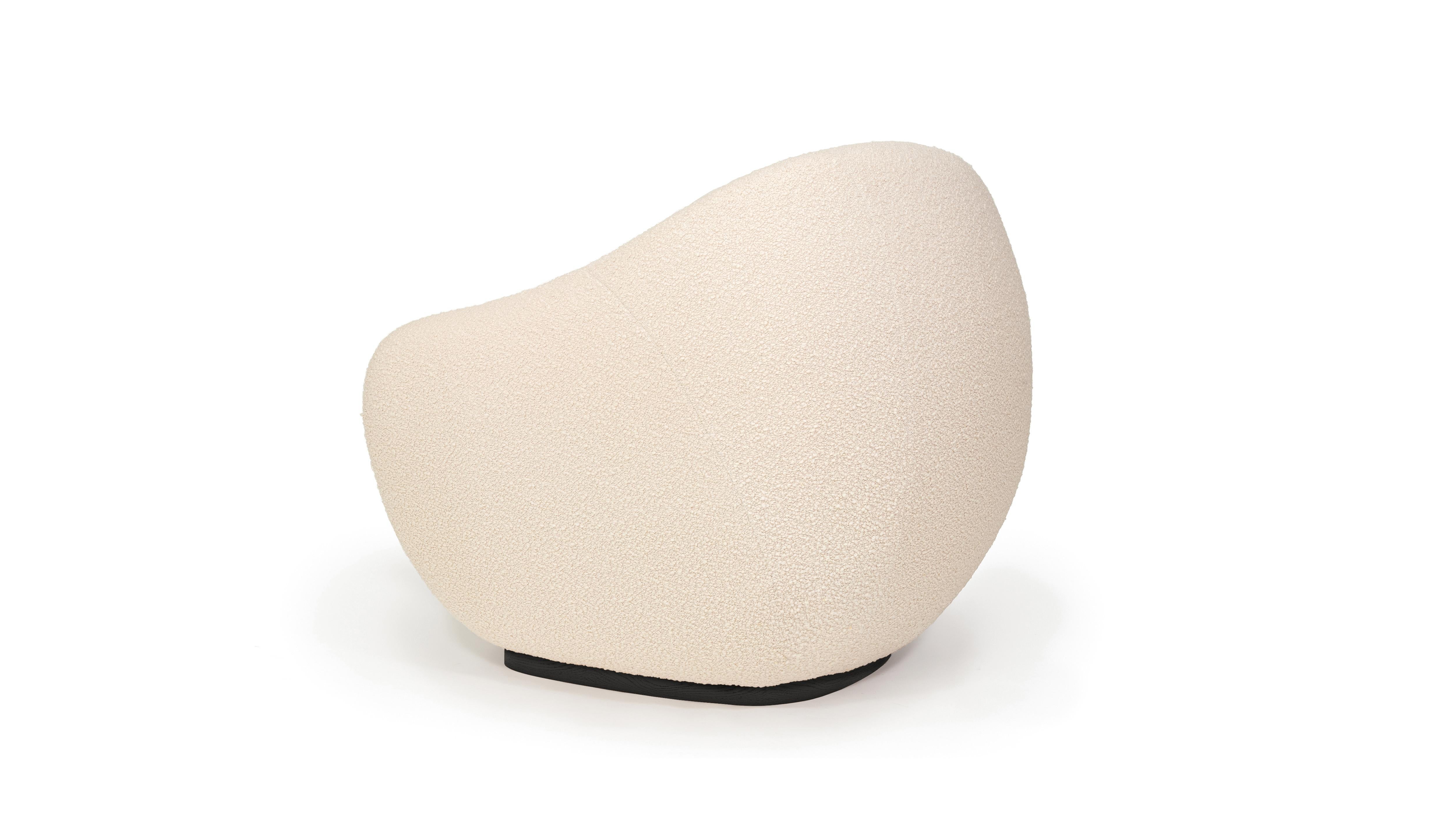 Moderno Poltrona Niemeyer II, Bouclé e Oak scuro, InsidherLand di Joana Santos Barbosa in vendita