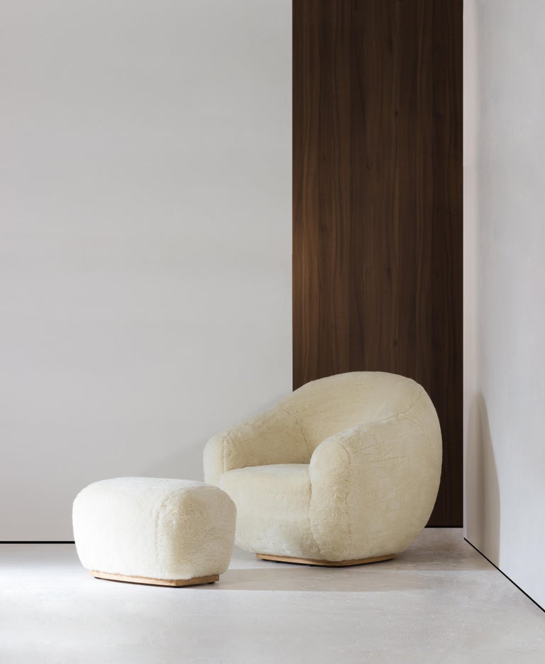 Niemeyer II Armchair, Fur and Oak, InsidherLand by Joana Santos Barbosa In New Condition For Sale In Maia, Porto