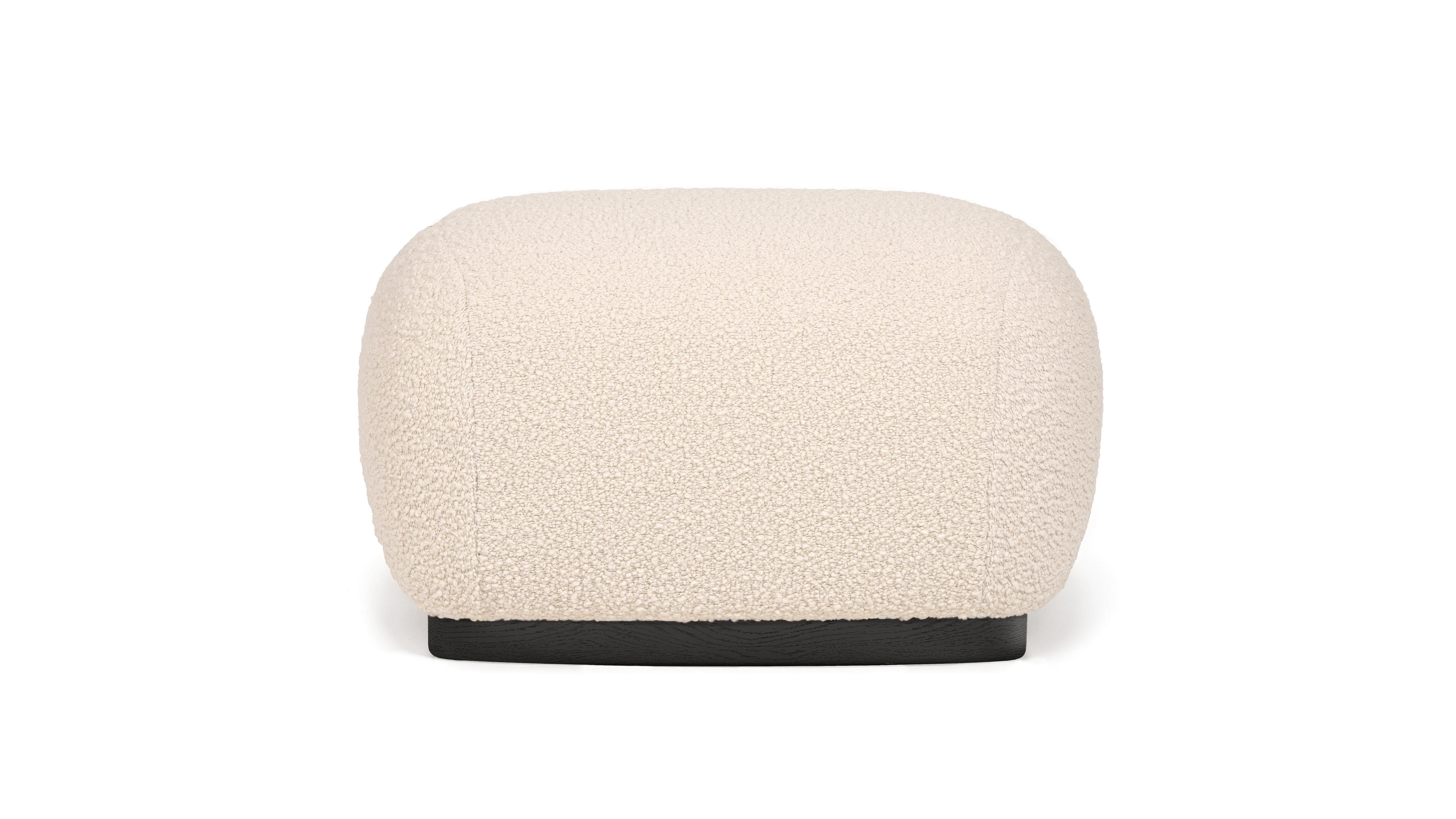 The Niemeyer II stool is a curvy seating, designed to complement the rounded shapes of the Niemeyer II armchair.
Named after the Brazilian Architect Oscar Niemeyer, the rounded flowing lines of the stool are influenced by the remarkable ‘Casa das