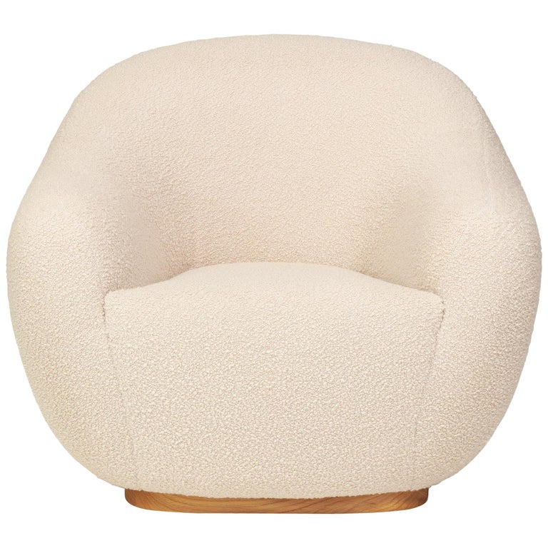 The Niemeyer II bouclé armchair in this swivel version is named after the Brazilian Architect Oscar Niemeyer whose Architecture was spread like sculptural poetry in the History of humankind.
The rounded lines of the armchair are influenced by the