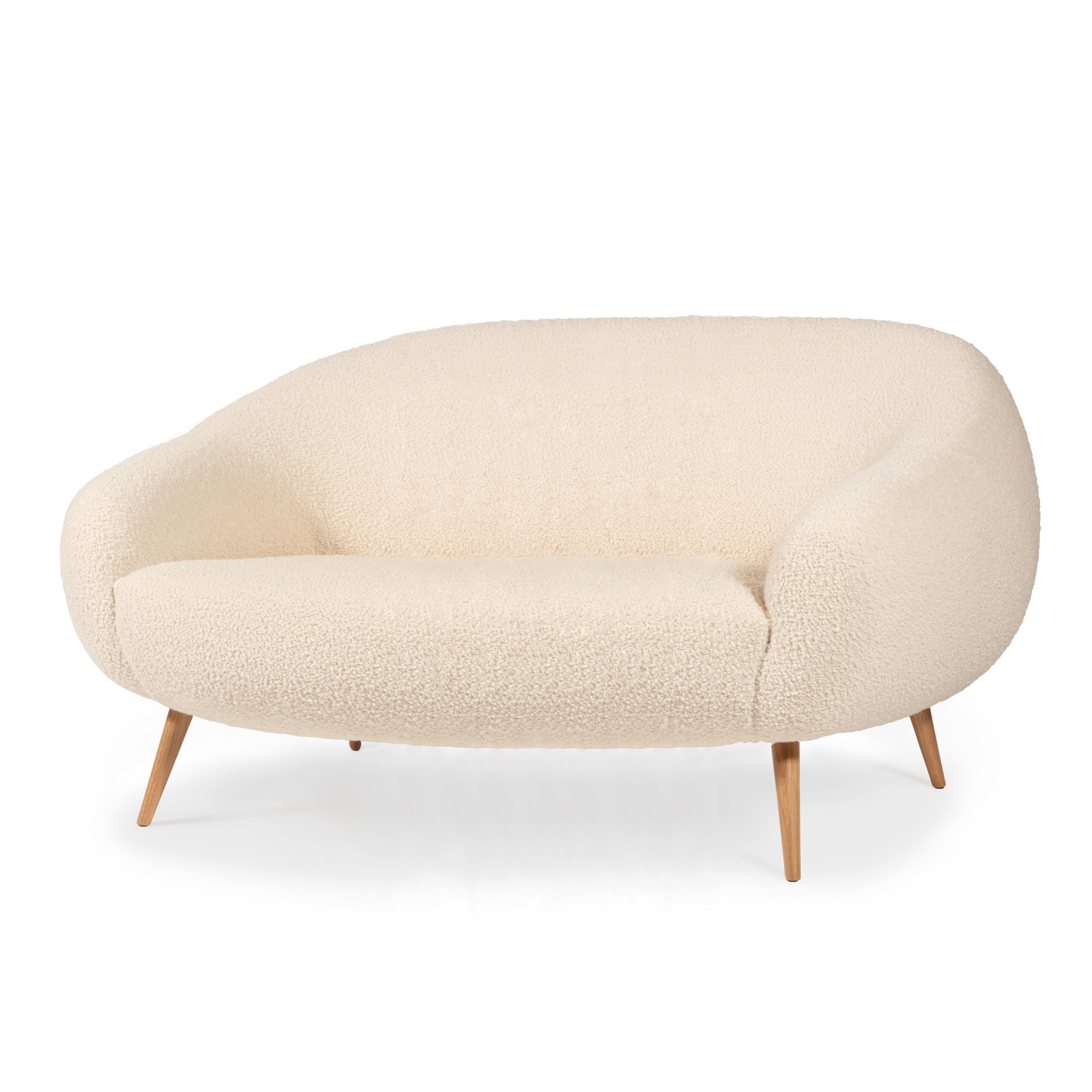 The Niemeyer sofa is named after the Brazilian Architect Oscar Niemeyer whose Architecture was spread like sculptural poetry in the History of humankind.
The rounded lines of the sofa are influenced by the remarkable ‘Casa das Canoas’ designed by