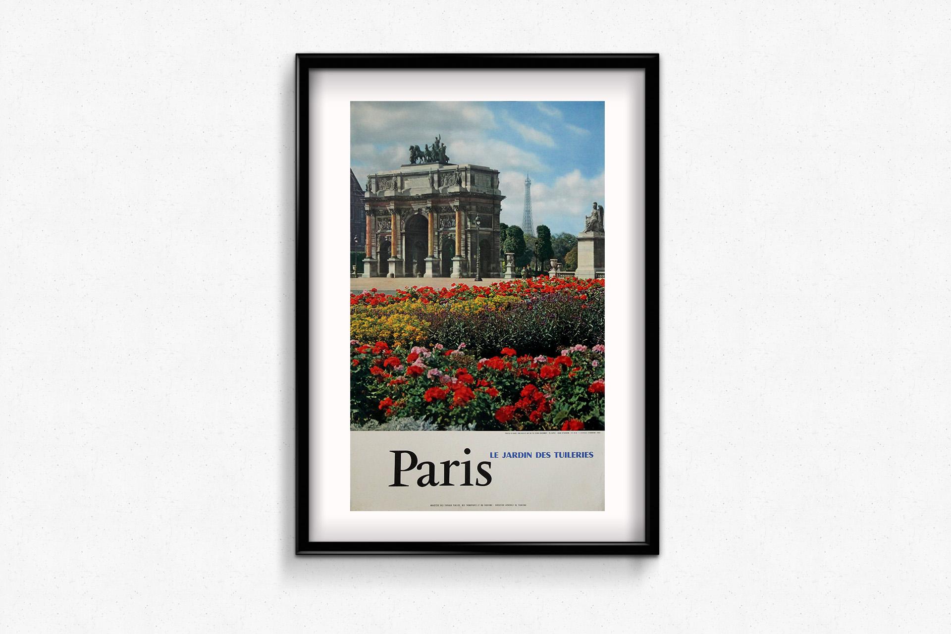 This elegant original 1958 tourism poster invites viewers to discover the timeless charm of Paris through a serene view of the Jardin des Tuileries, with the Arc de Triomphe du Carrousel prominently featured. Captured by the photographer Niepce, the