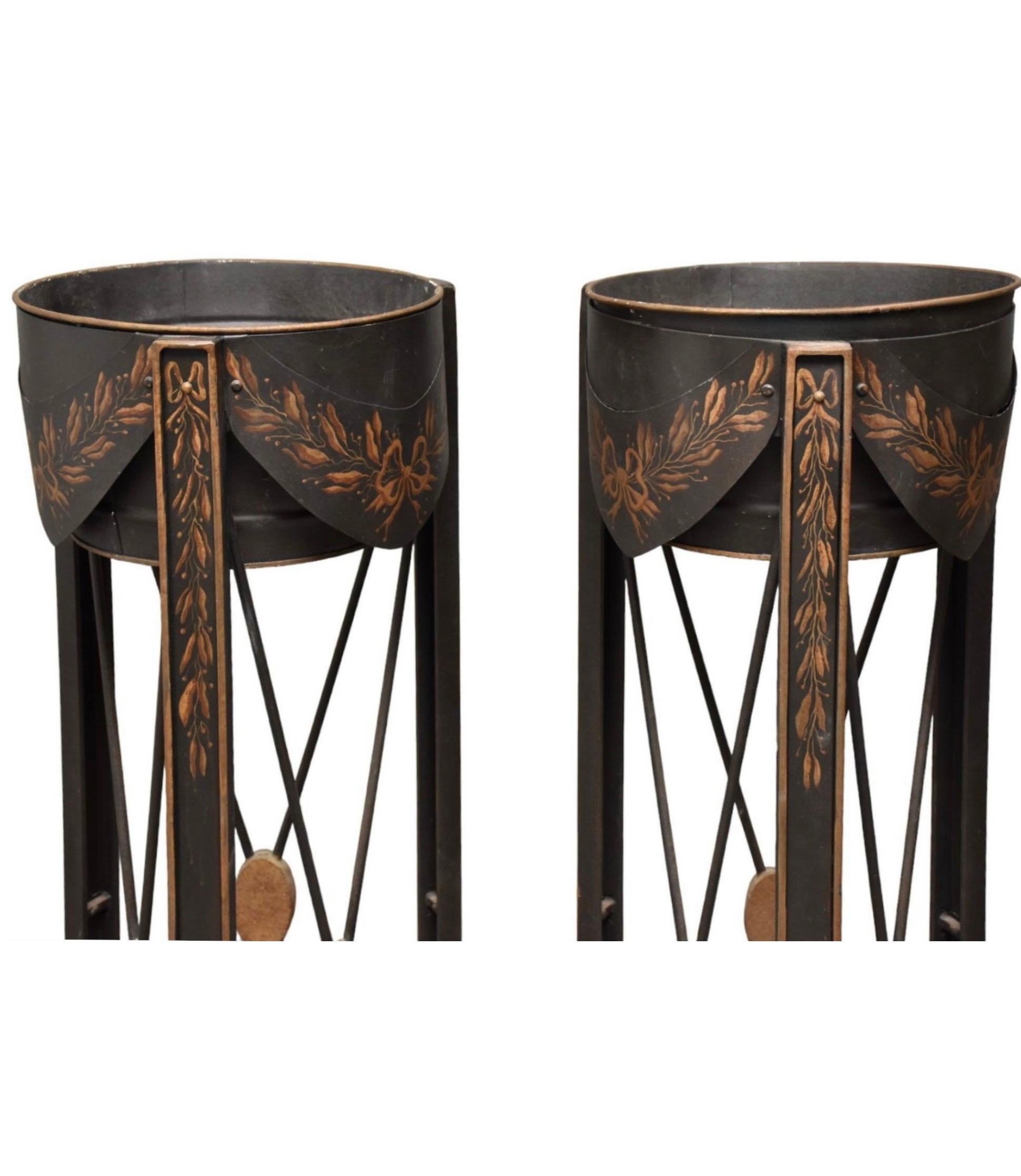 Se trata de un par de maceteros altos de hierro fundido con topos negros y dorados de Niermann Weeks. Niermann Weeks se dedicó mucho a traer reproducciones antiguas auténticas durante los años 80/90. Presentan cierto desgaste propio de la edad . Los