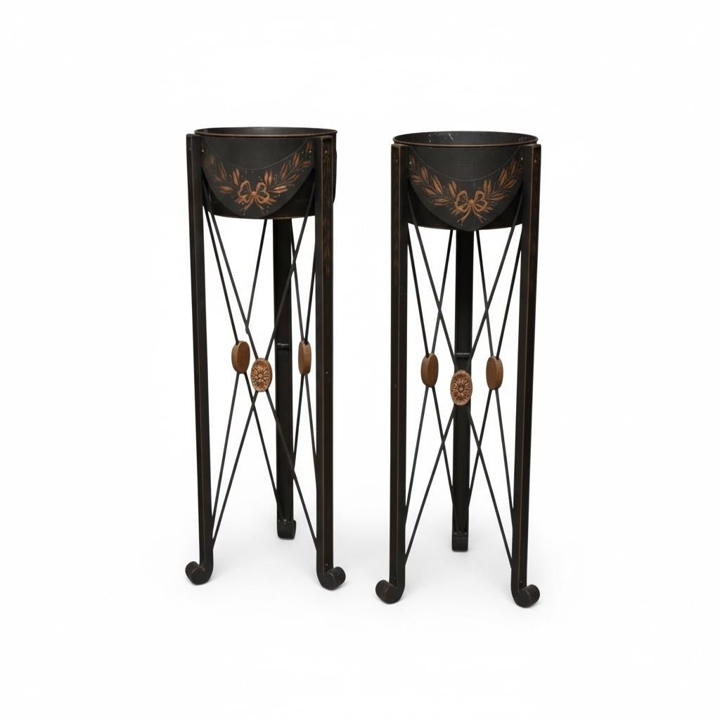 Niermann Weeks Maceteros de Hierro Tole Negro y Dorado de Estilo Neoclásico Francés - Pareja Estadounidense en venta