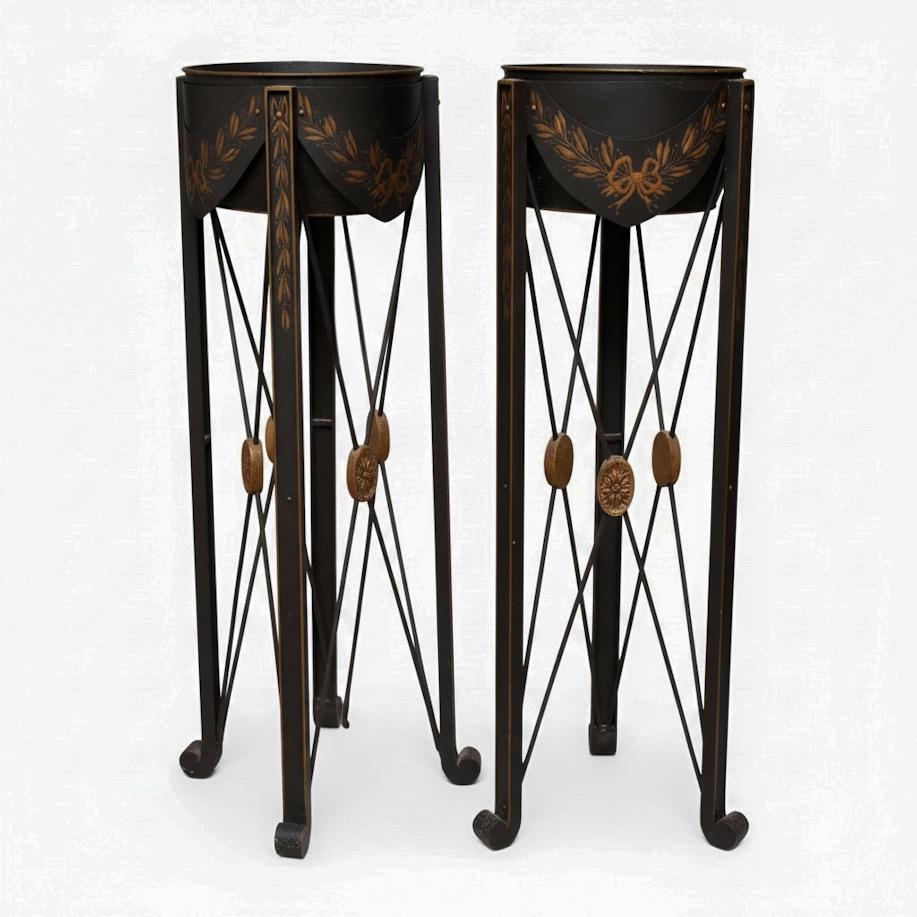 Niermann Weeks Maceteros de Hierro Tole Negro y Dorado de Estilo Neoclásico Francés - Pareja en Bueno estado para la venta en Kennesaw, GA