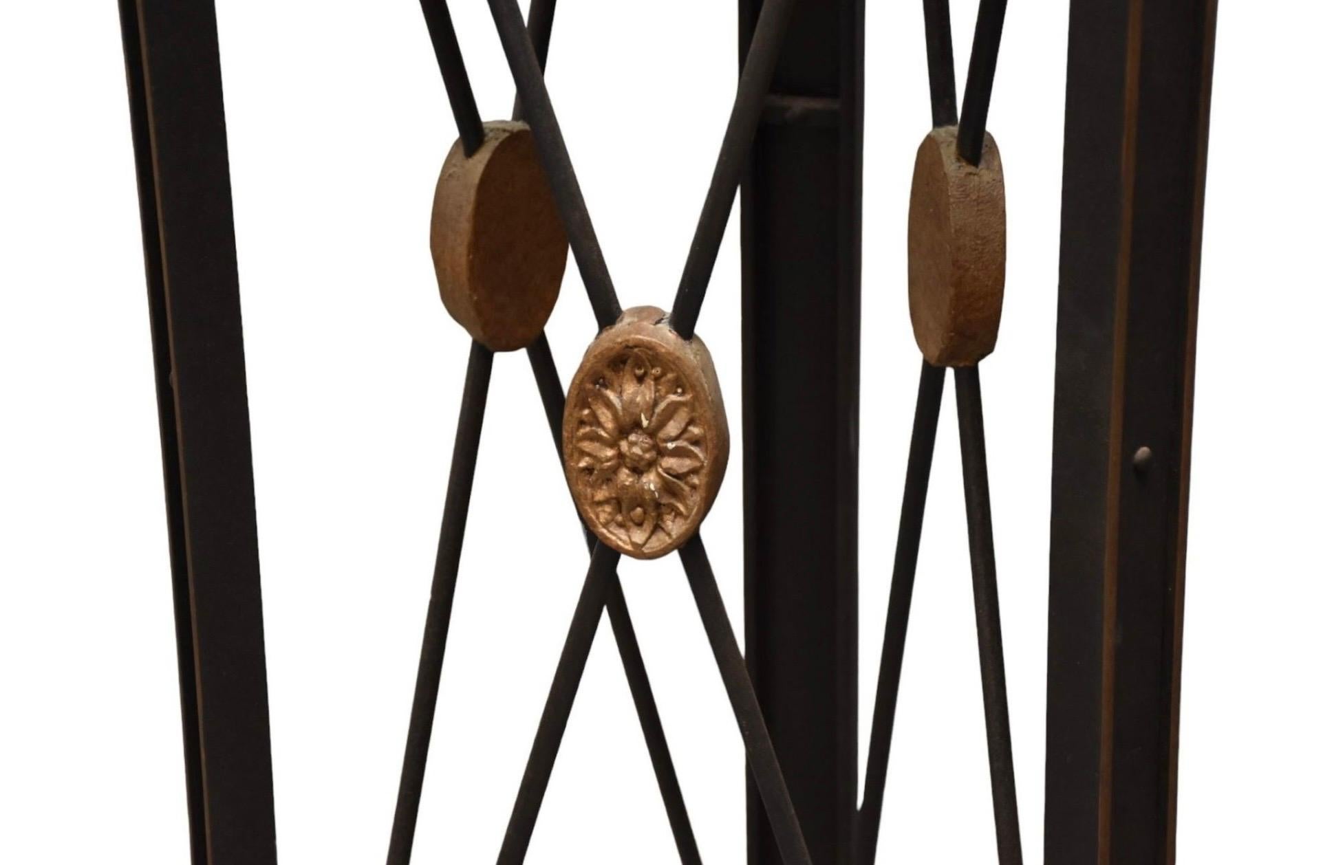 Niermann Weeks Maceteros de Hierro Tole Negro y Dorado de Estilo Neoclásico Francés - Pareja siglo XX en venta